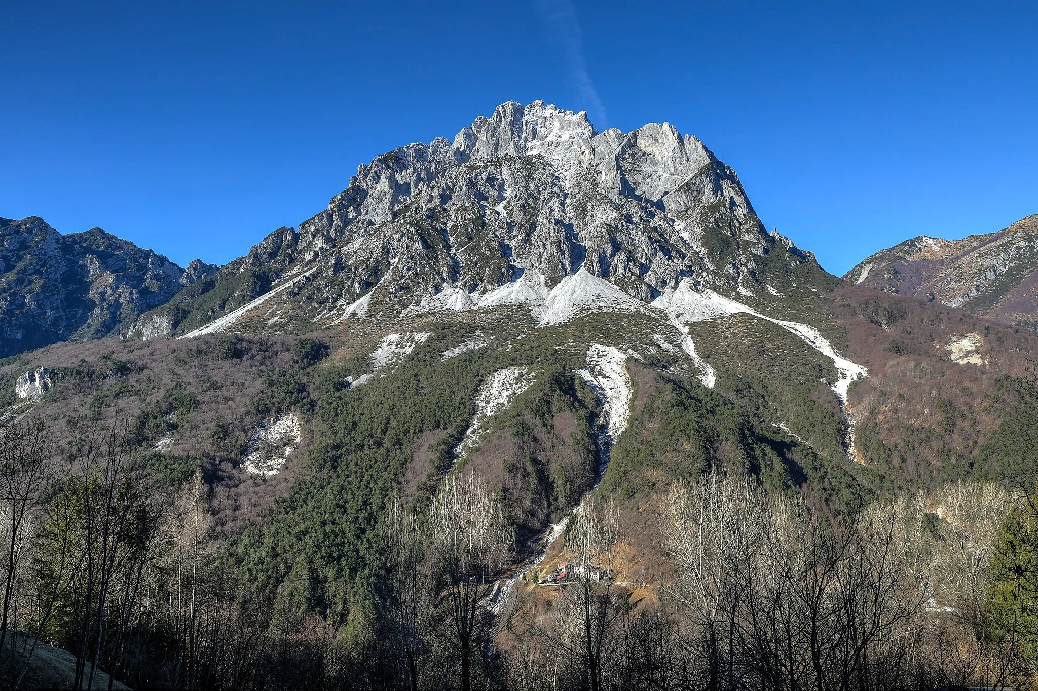 Photo showing: Creta Grauzaria (2.065m) seen from hamlet Drentus above Dordolla in the Val d'Aupa in the Carnic Alps, community Moggio Udinese / Friuli-Venezia Giulia / Italy / EU.