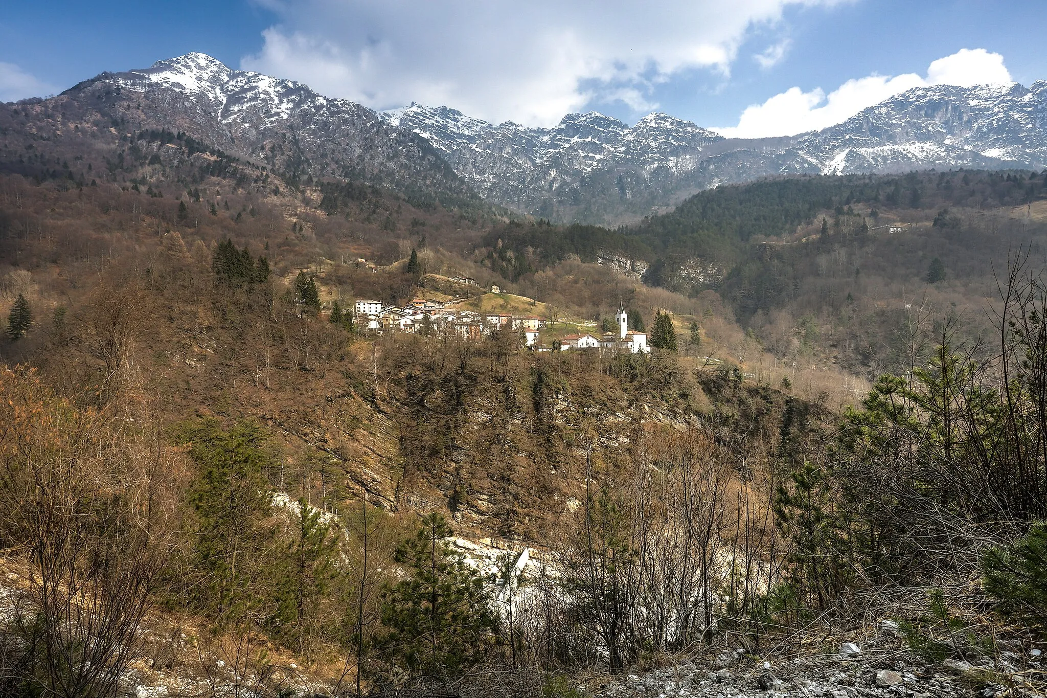 Photo showing: Dordolla and Drentus in the Val d'Aupa in the Carnic Alps, community Moggio Udinese / Friuli-Venezia Giulia / Italy / EU. View towards the east seen from Case Fassoz.