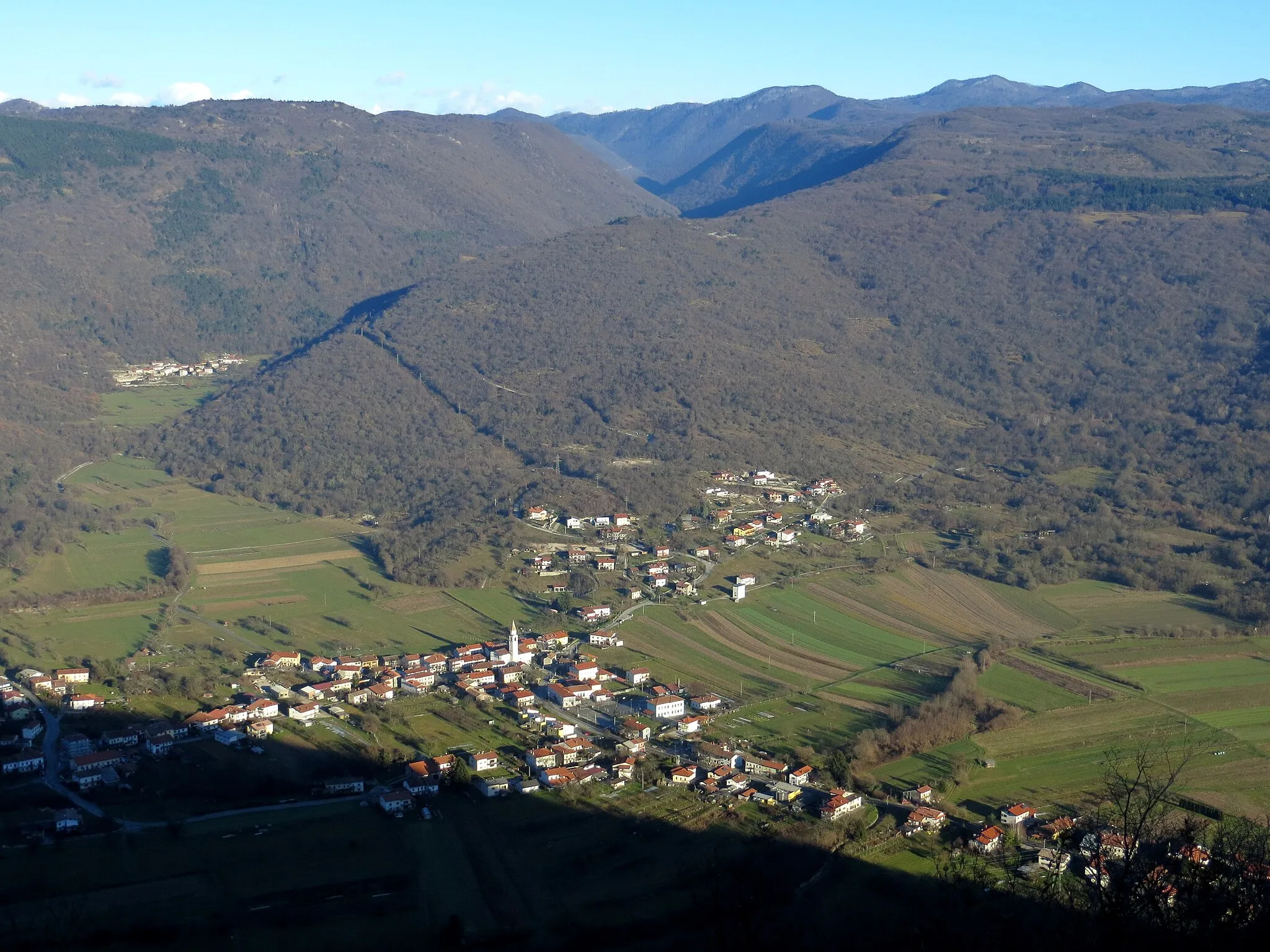 Photo showing: Grgar, Municipality of Nova Gorica, Slovenia. The hamlet of Fobca lies at top left.