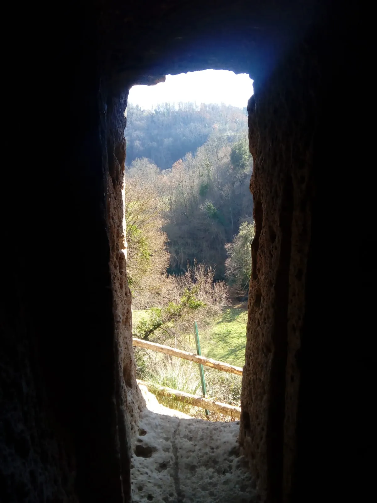 Photo showing: Finestrella presente nell'eremo di Ripatonna Cicognina