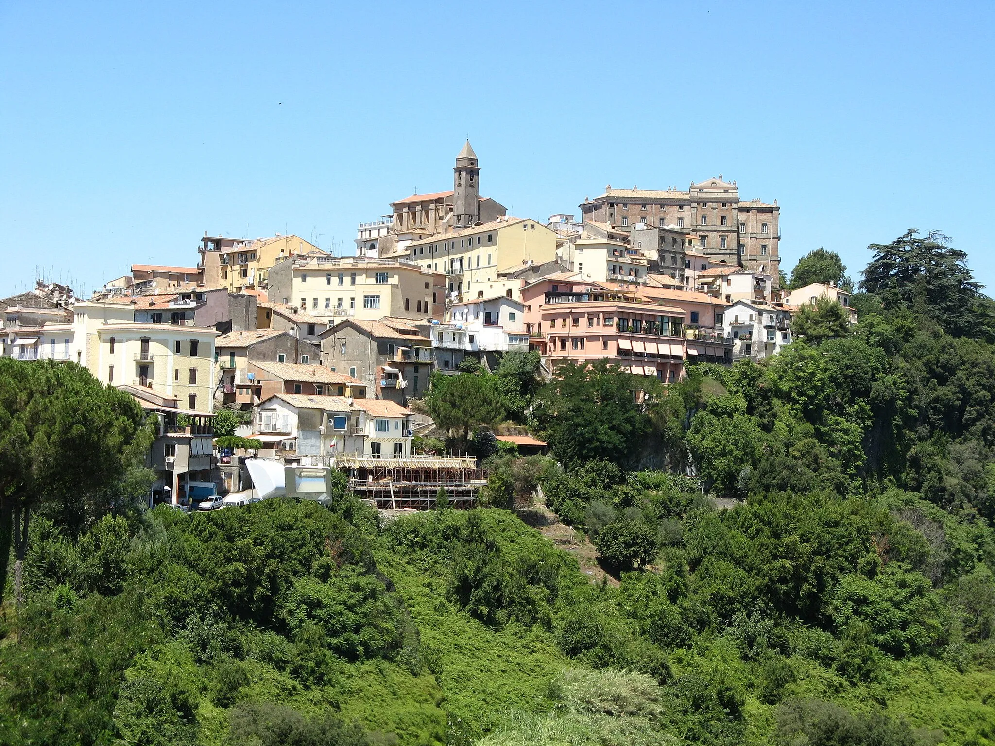 Photo showing: Genzano di Roma, Panorama da Viale Fratelli Cervi. Visibili il borgo (Genzano Vecchio), il Palazzo Cesarini, la Chiesa di Santa Maria della Cima