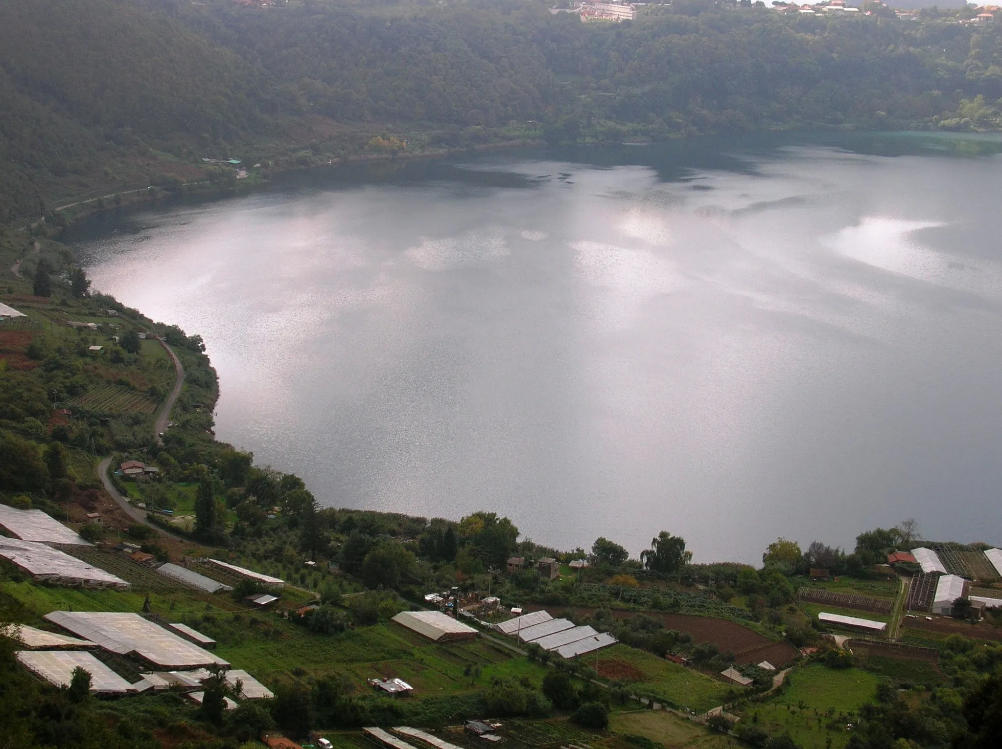 Photo showing: Nemi - il lago dalla sponda nemese