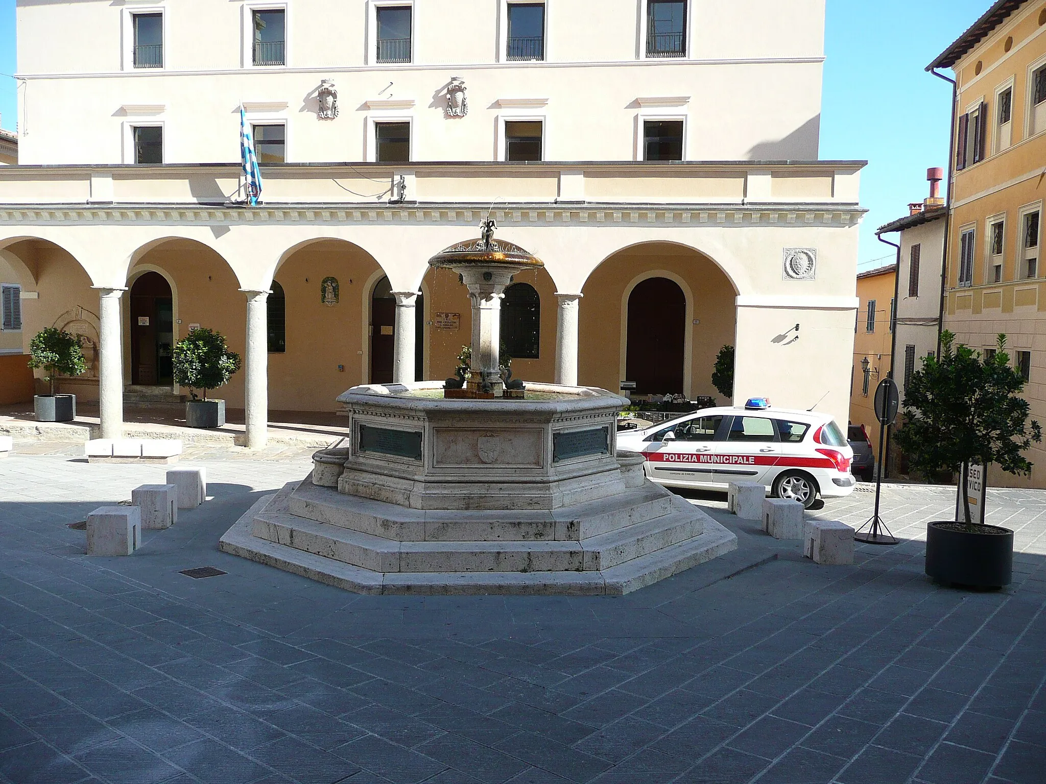 Photo showing: Chiusi - La fontana in Piazza XX Settembre
