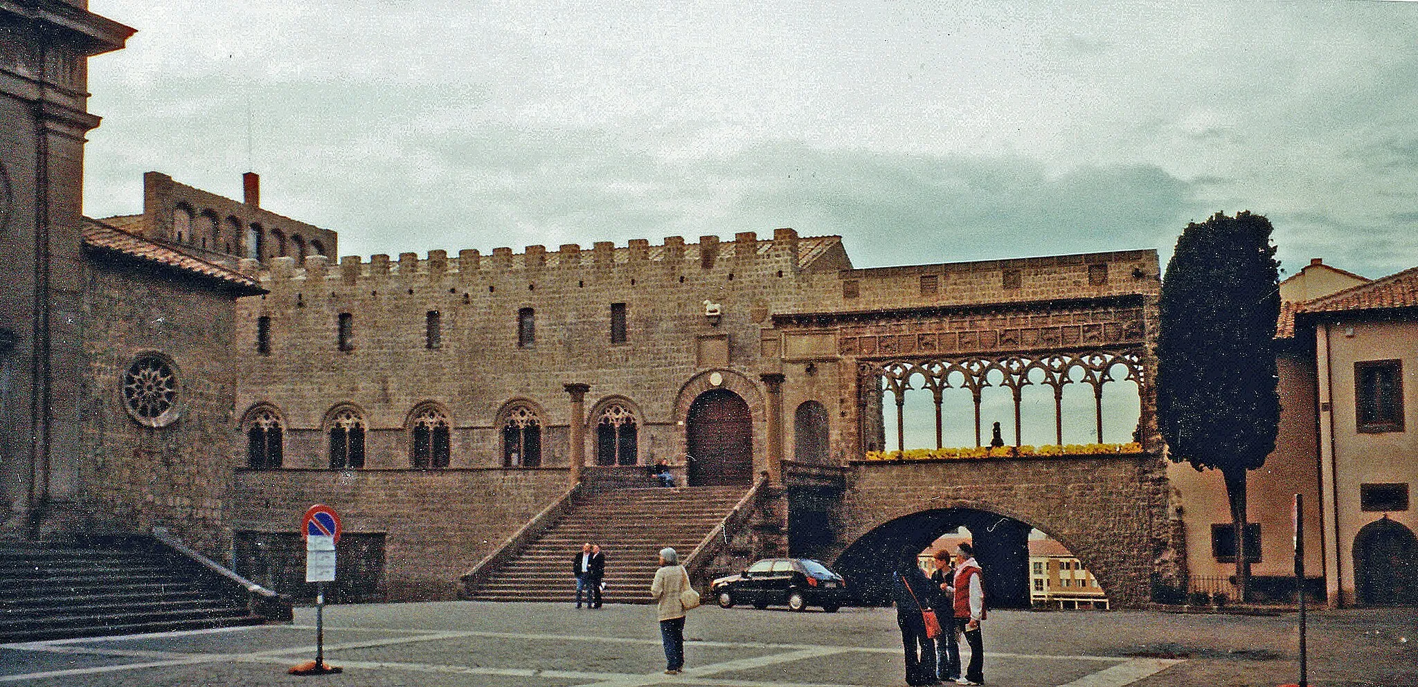 Photo showing: Papstpalast in Viterbo (Region Latium) im Mai 2004 (Scan vom Analogbild)