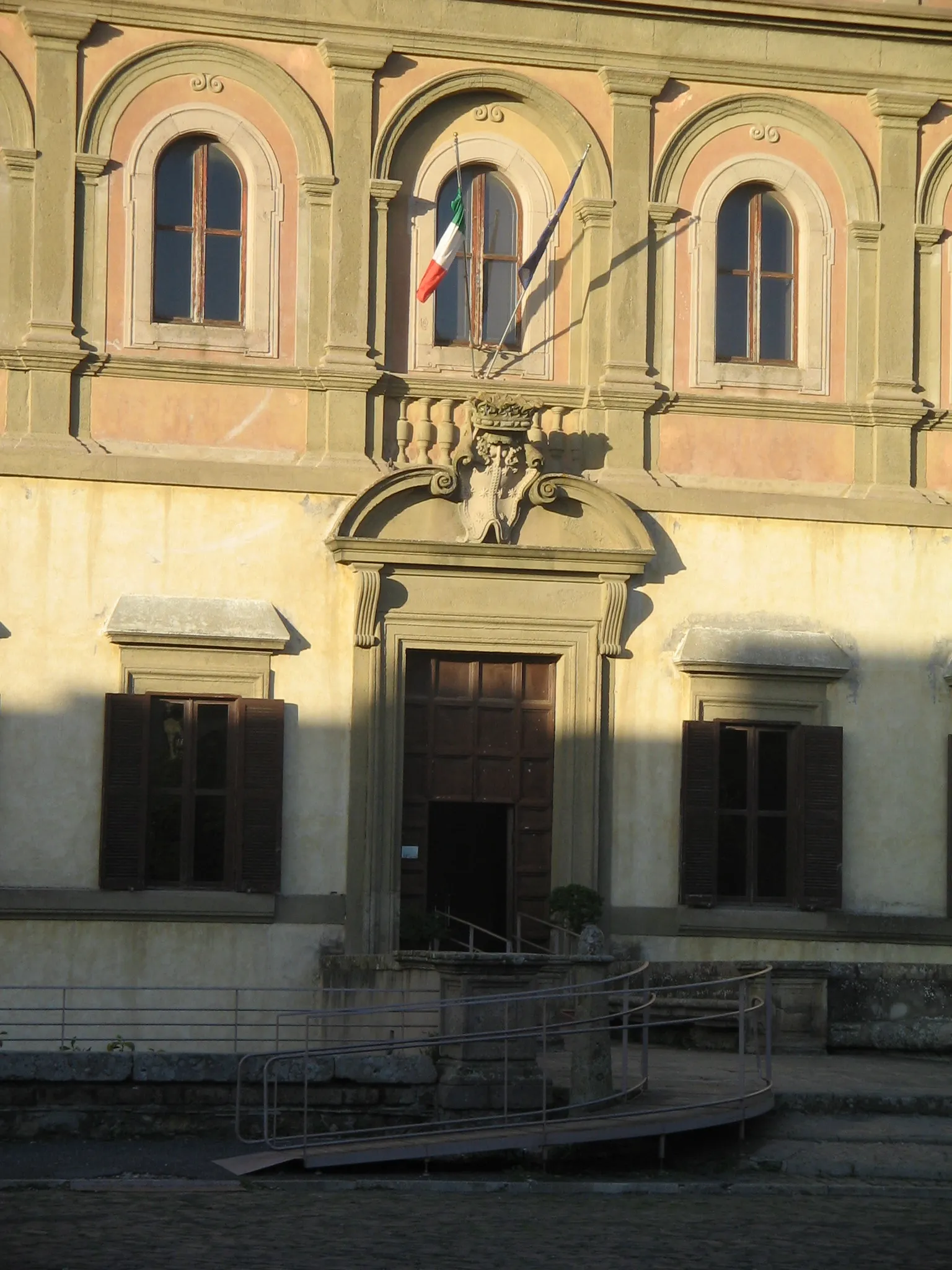 Photo showing: Oriolo Romano, palazzo Altieri: portone