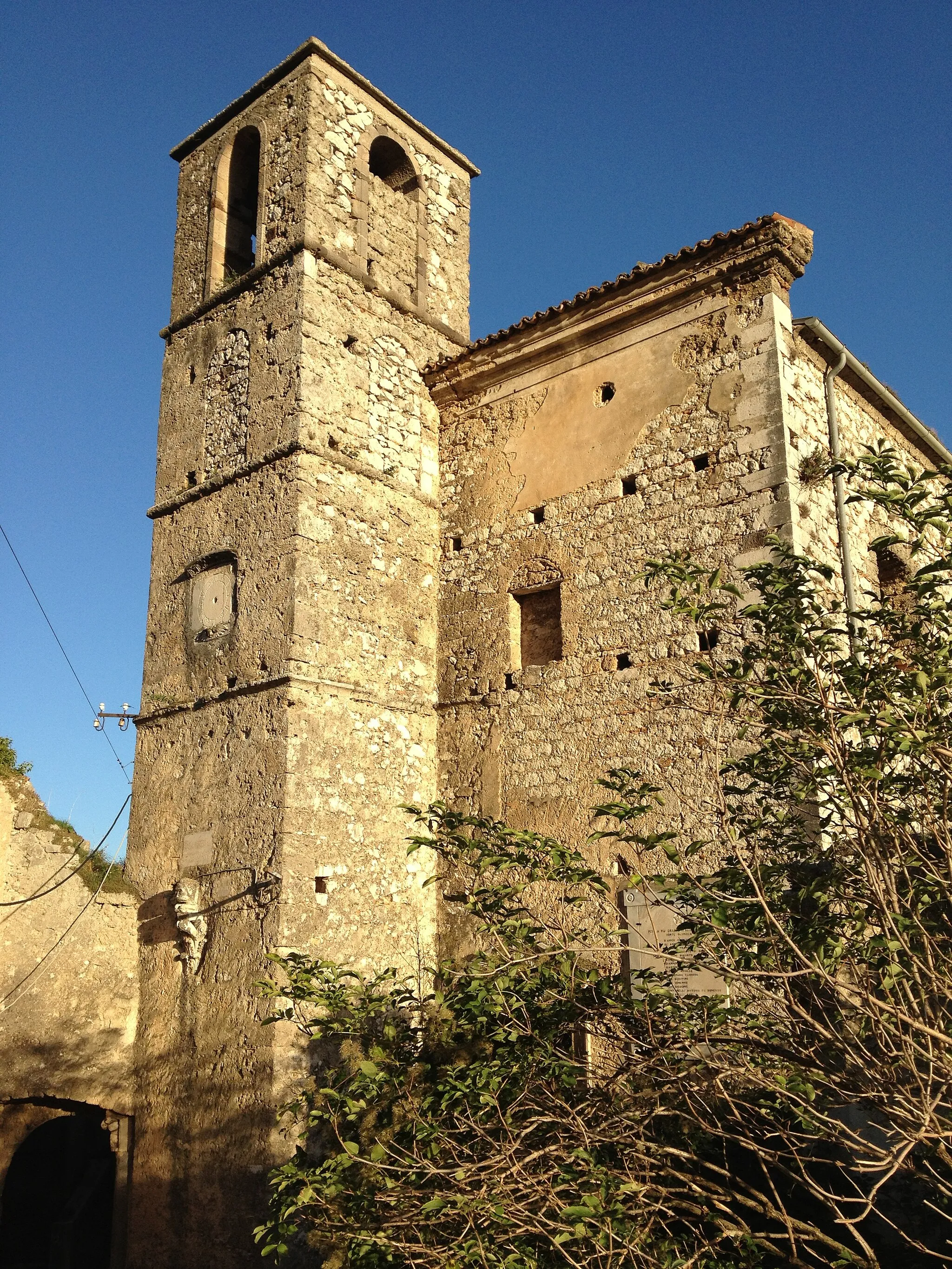 Photo showing: Church of Santa Maria Assunta, located in the lower part of the ancient village of Rocchetta a Volturno; facade
