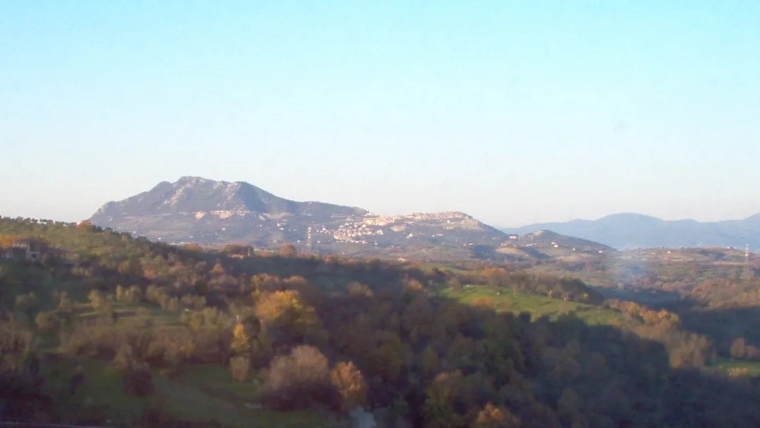 Photo showing: Monte Soratte visto da Morlupo (RM)