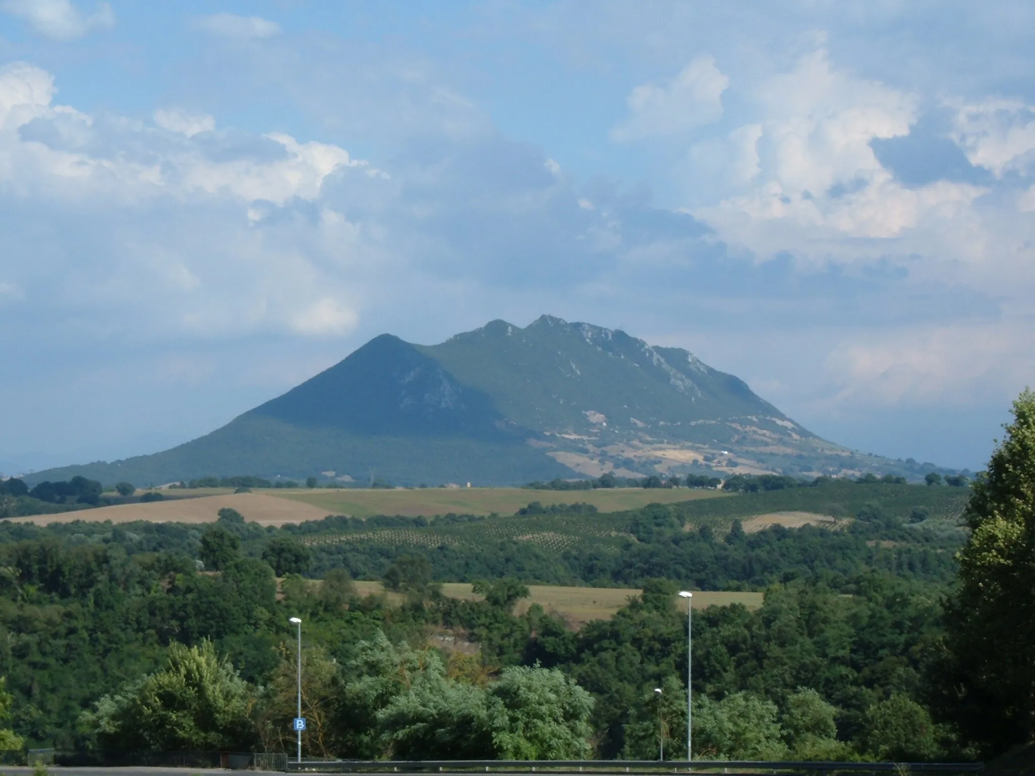 Photo showing: Il monte Soratte visto da Civita Castellana.
