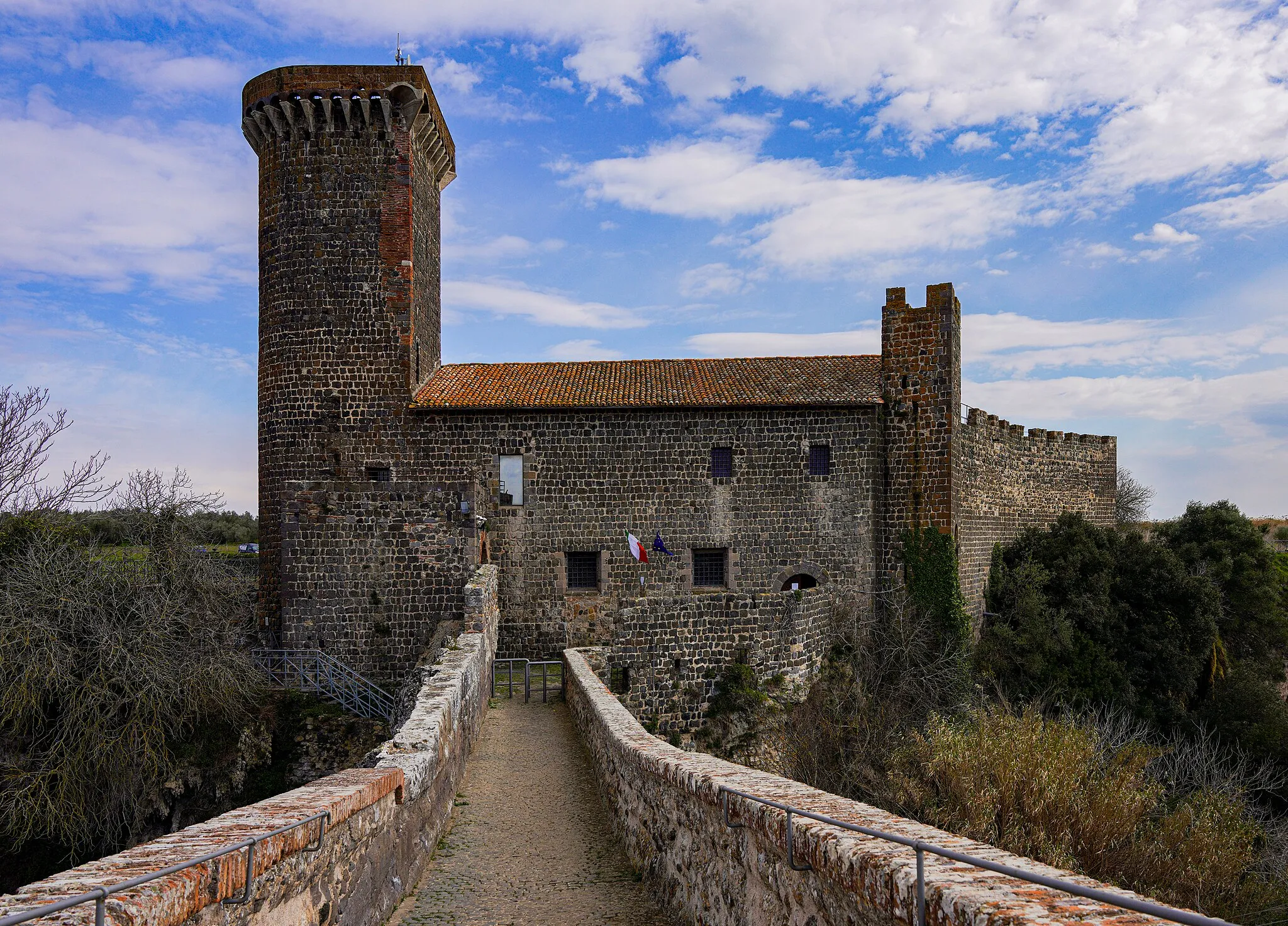 Photo showing: Castello dell'Abbadia visto dal ponte del diavolo