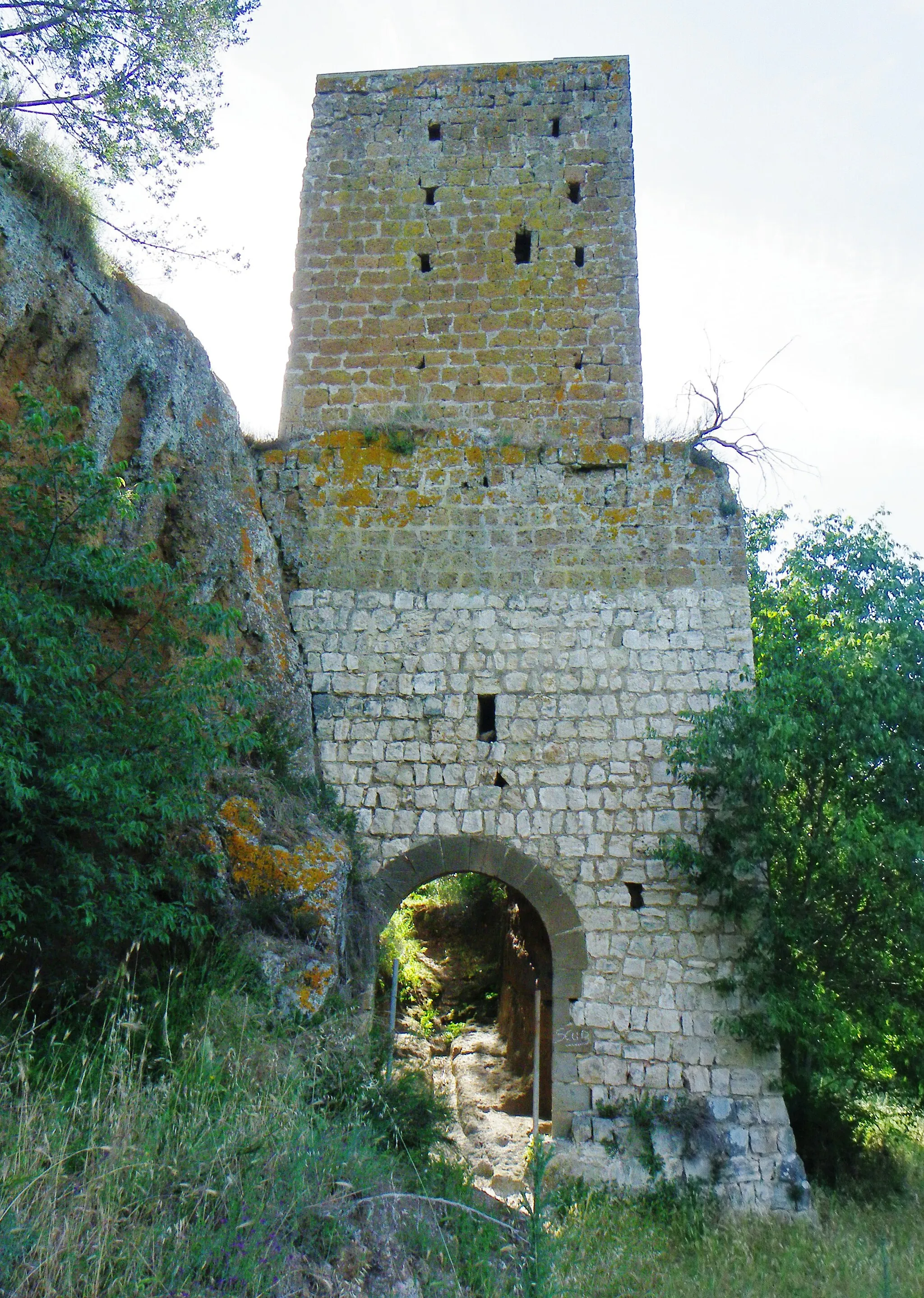 Photo showing: Castel  d'Asso (VT) - Torretta di guardia e porta d'ingresso.