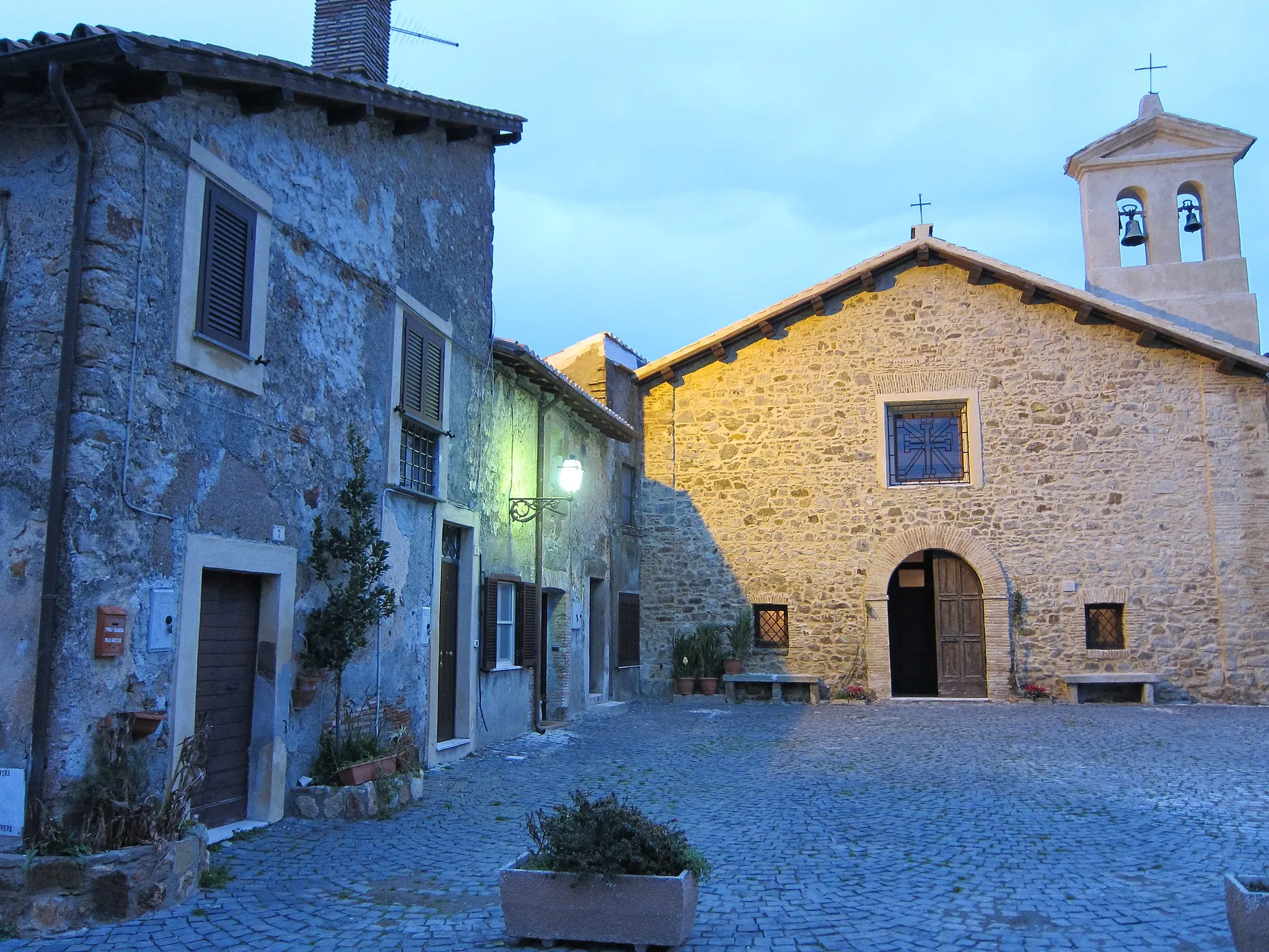 Photo showing: Piazza e Chiesa di Santa Croce a Sasso, frazione di Cerveteri (RM)