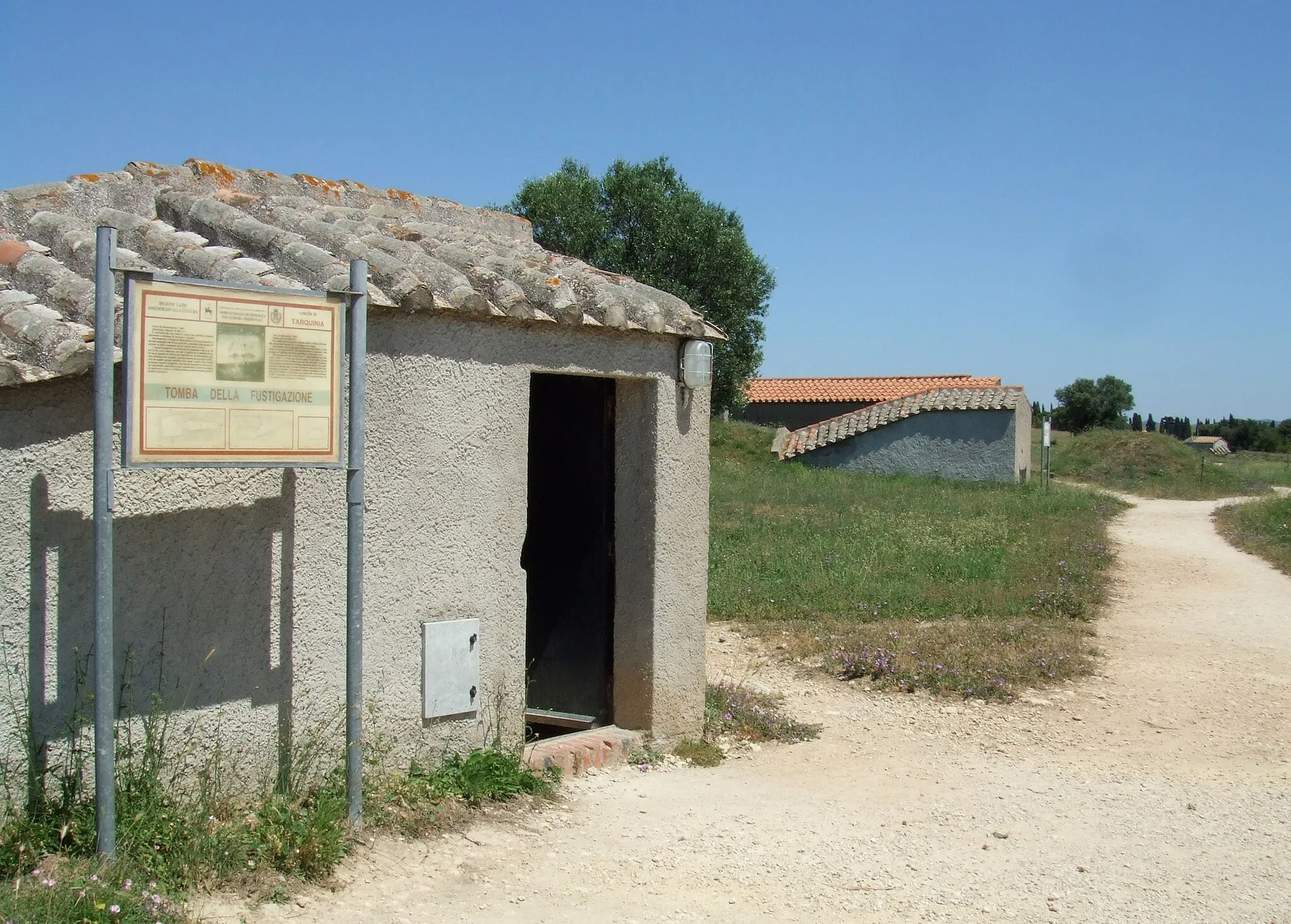 Photo showing: Entrée de la tombe de la Fustigation - nécropole de Monterozzi - Latium, Italie