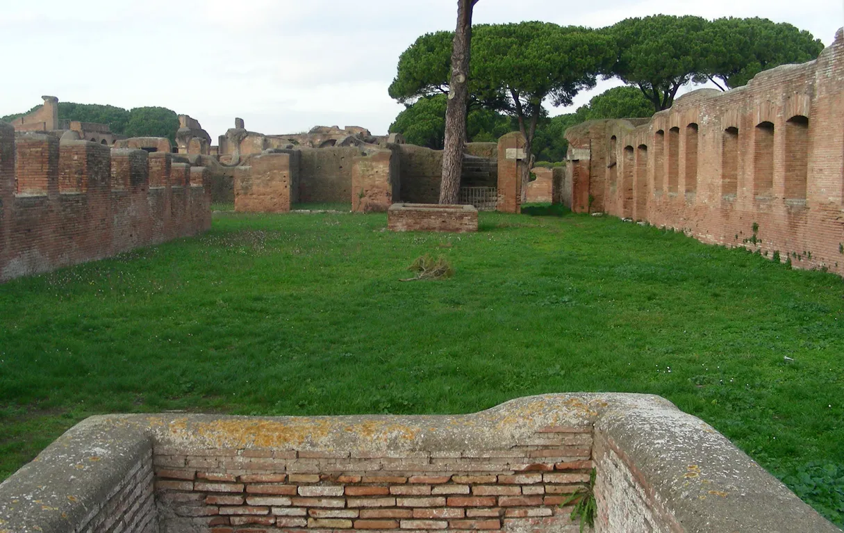 Photo showing: Ostia Antica, archaeological site, "Case a giardino", inner garden