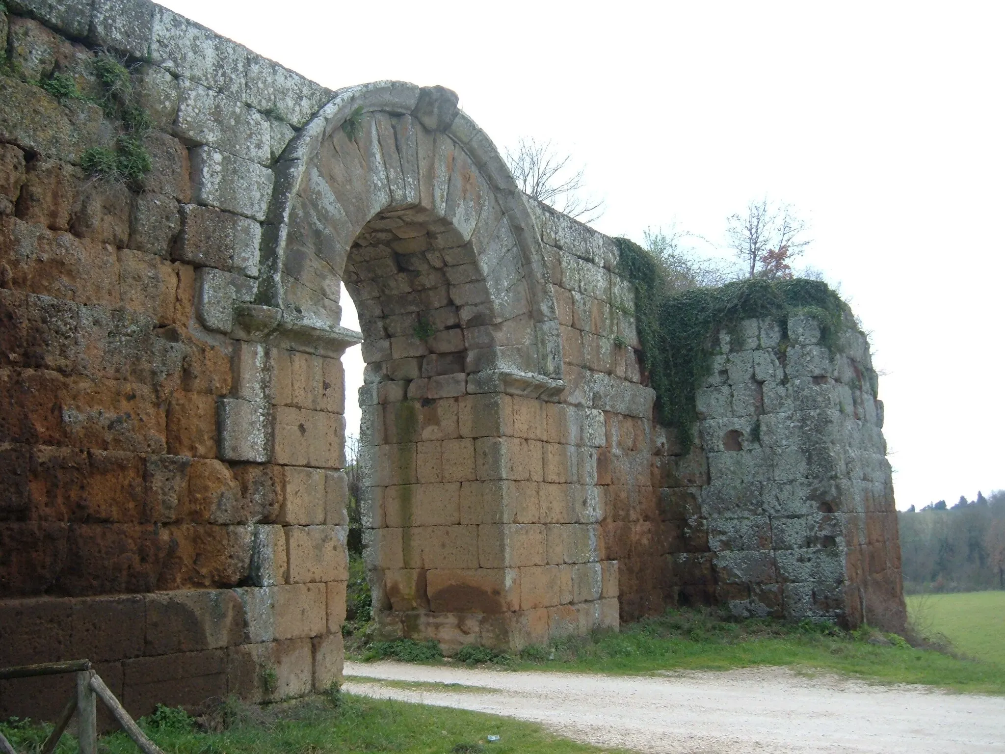 Photo showing: External side of Porta di Giove (Falerii Novi)