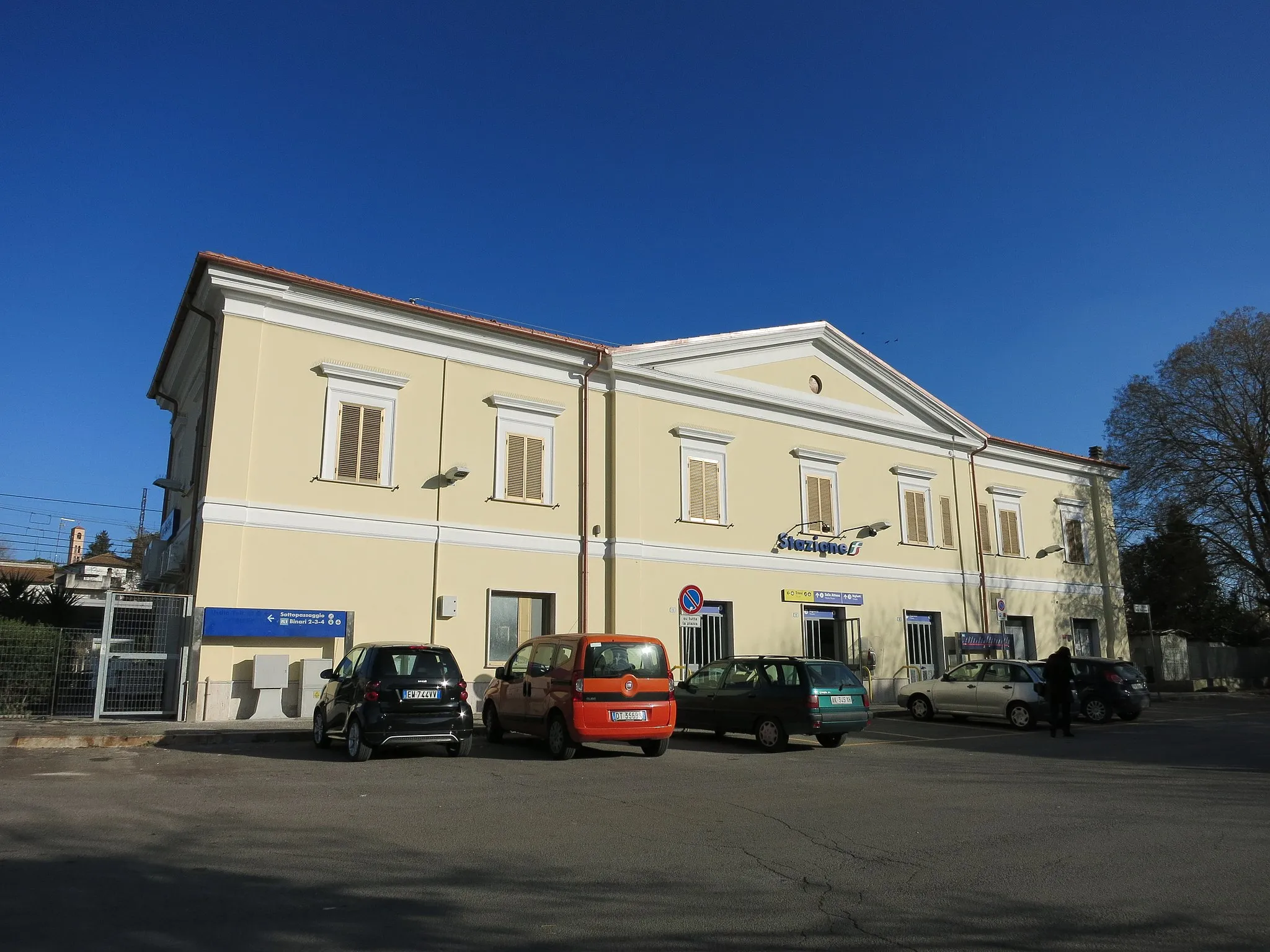 Photo showing: Exterior - Train station of Fara Sabina-Montelibretti (village of Passo Corese in the municipality of Fara in Sabina - Province of Rieti, Lazio, Italy)