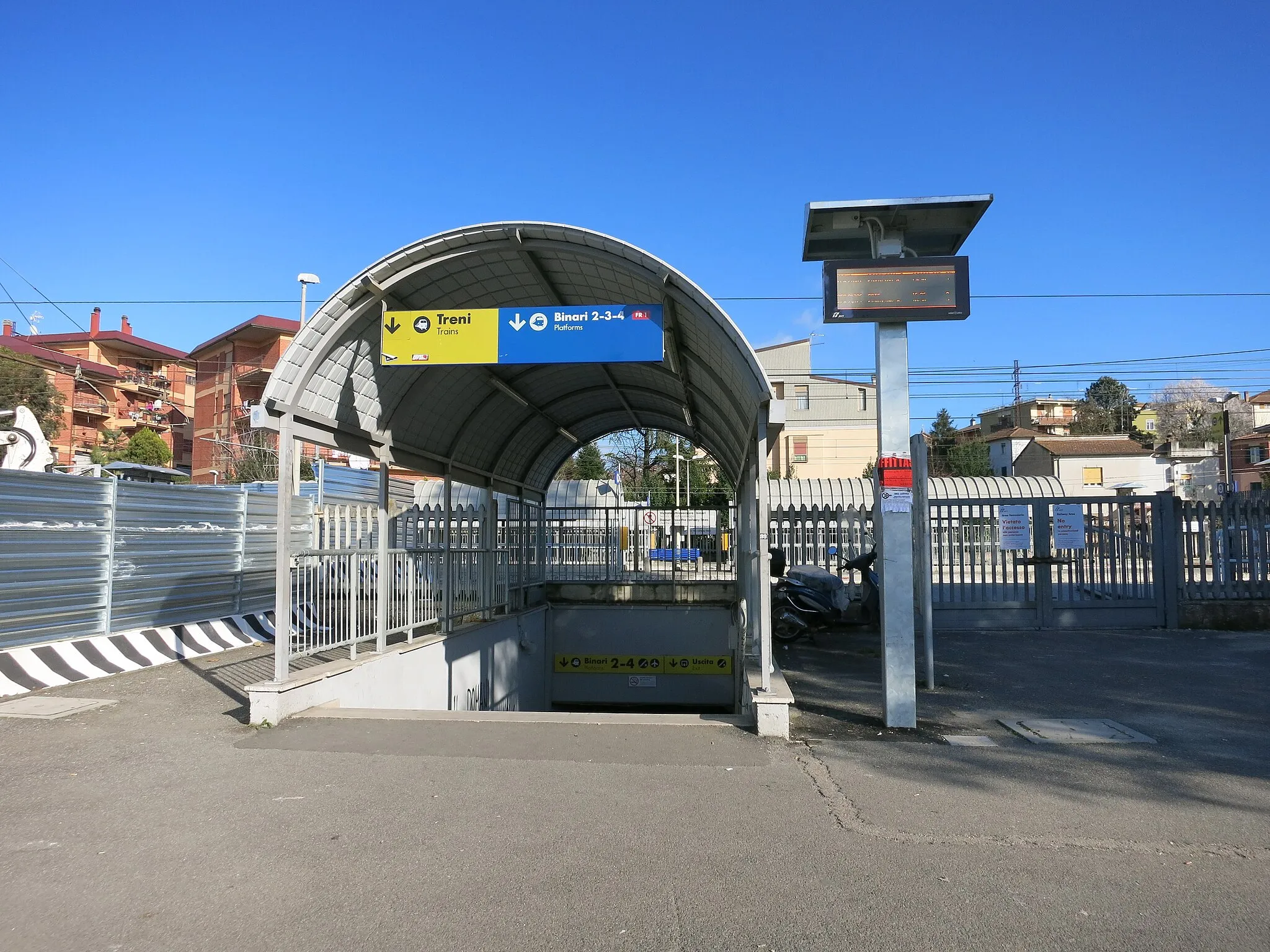Photo showing: Subway entrance - Train station of Fara Sabina-Montelibretti (village of Passo Corese in the municipality of Fara in Sabina - Province of Rieti, Lazio, Italy)