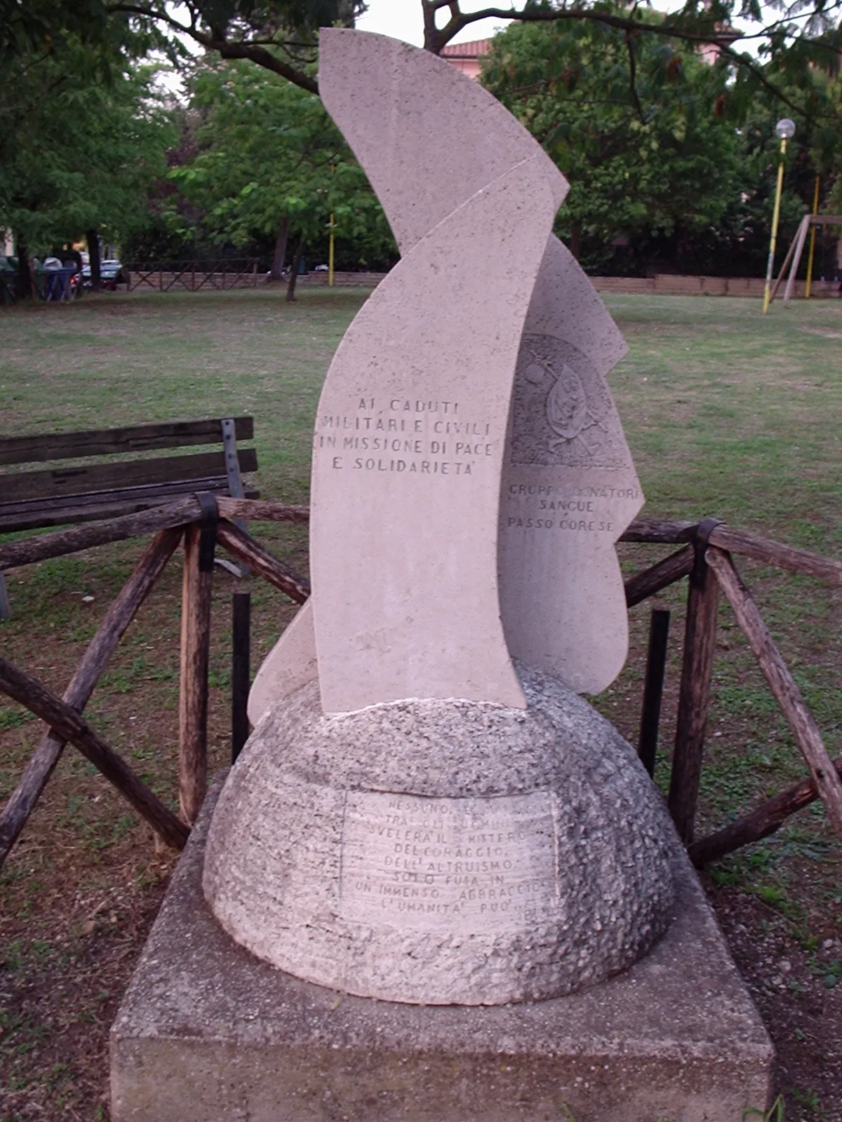 Photo showing: Monumento ai caduti nei giardini di Passo Corese