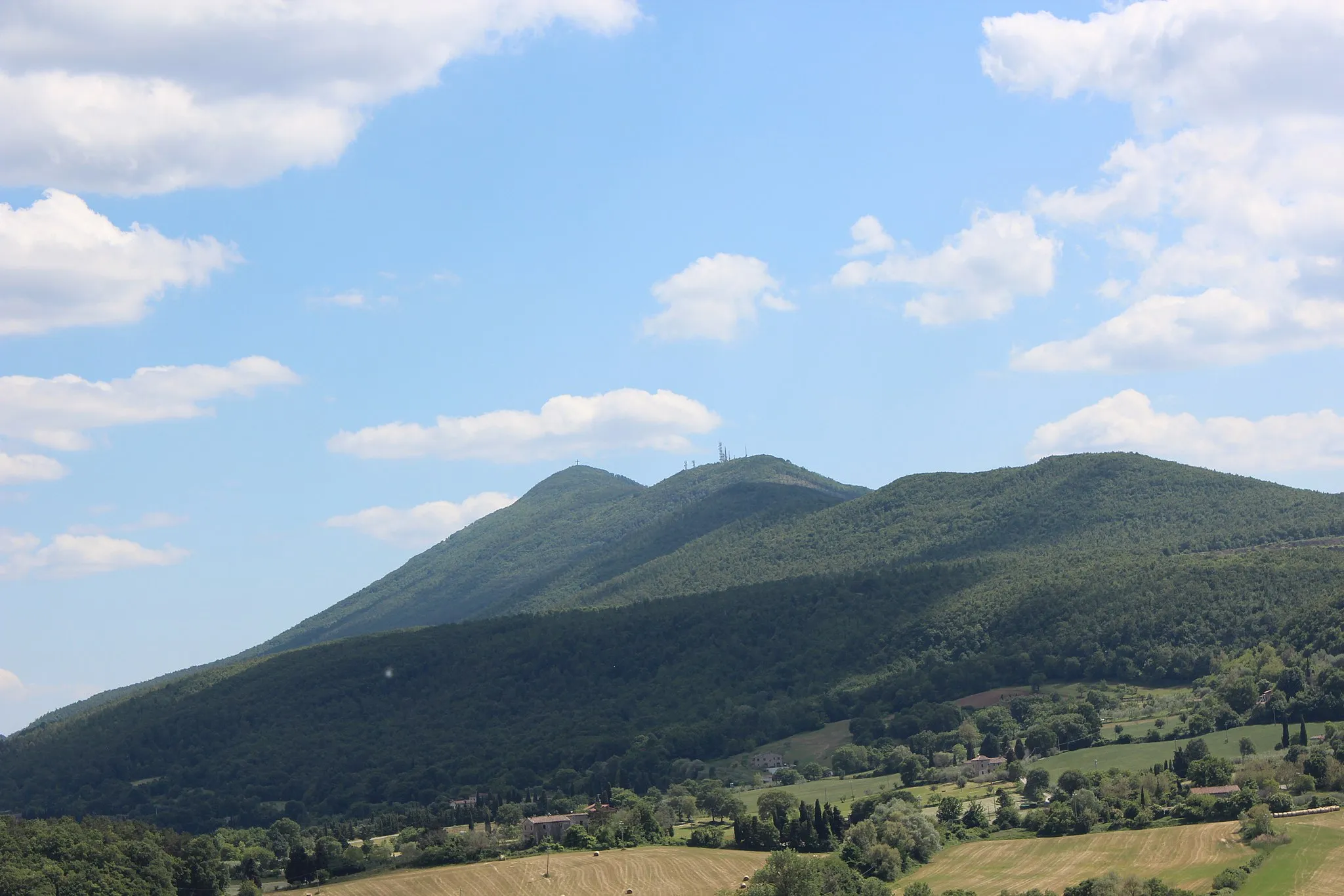 Photo showing: The Mountain Monte Cetona seen from Sarteano (north), Province of Siena, Tuscany, Italy