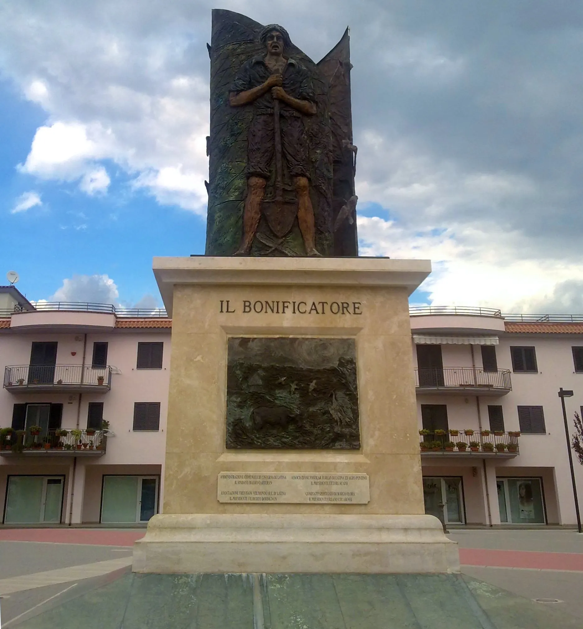 Photo showing: drainager monument in Borgo Flora