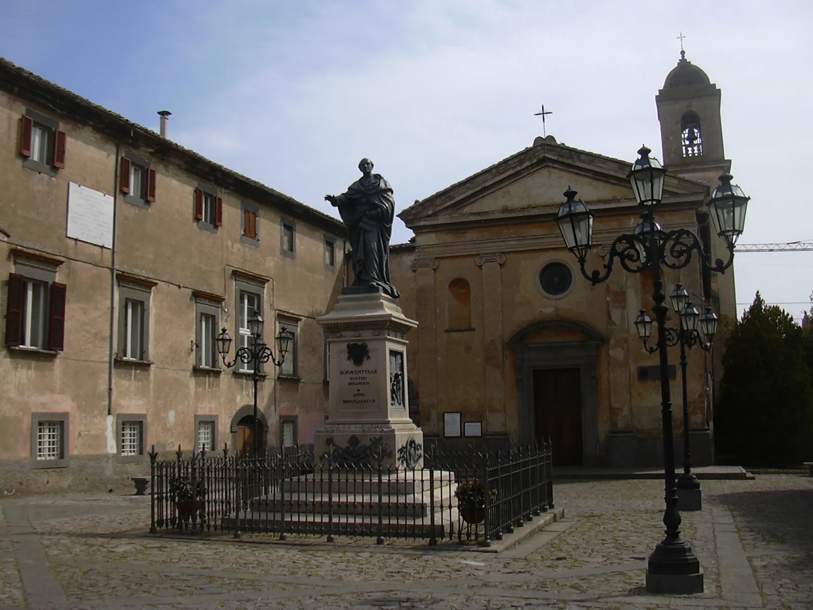 Photo showing: Bagnoregio, Piazza Sant'Agostino con la Chiesa dell'Annunziata
