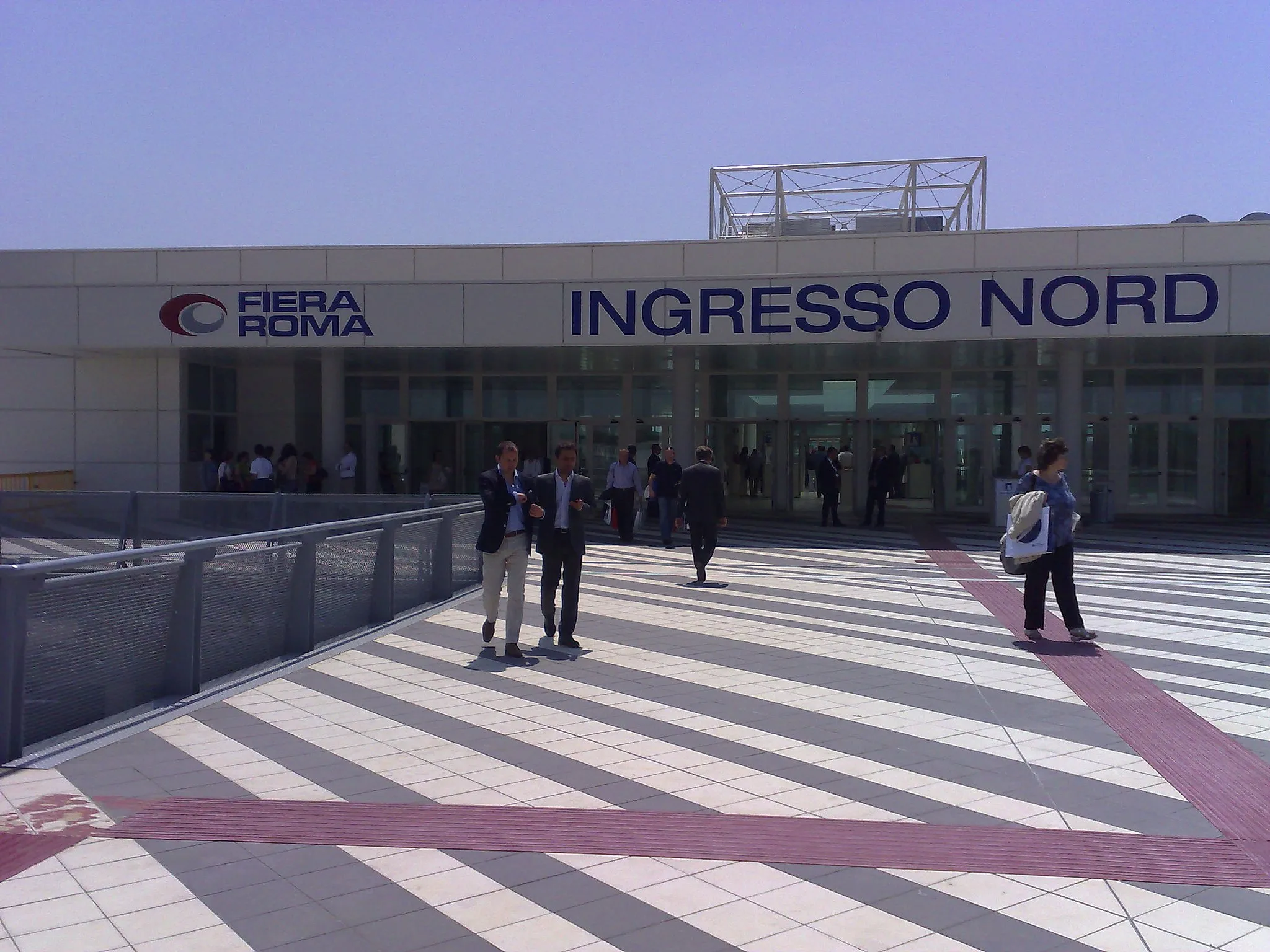 Photo showing: Nuova Fiera di Roma, Ingresso Nord, cameraphone upload by ShoZu