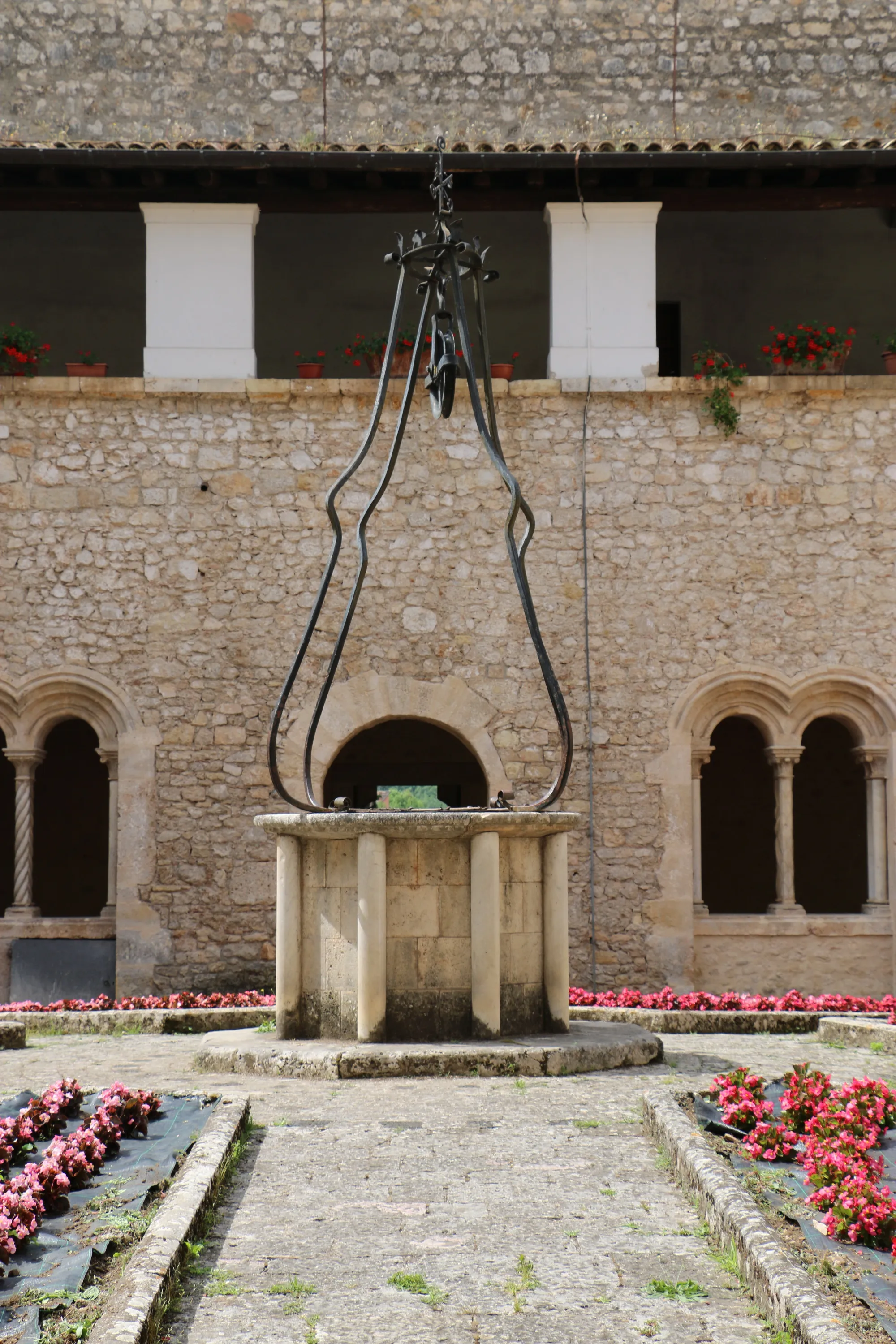 Photo showing: Cloister - Abbazia di Casamari, Veroli, Lazio, Italy

Casamari Abbey

Native name
Abbazia di Casamari Location
Veroli, Lazio, Italy Coordinates
41° 40′ 16″ N, 13° 29′ 14″ E Website
www.abbaziadicasamari.it Authority file

: Q833129
VIAF: 142886673
ISNI: 0000 0000 9667 953X
LCCN: n79059117
OSM: 2234038
SUDOC: 031912028
WorldCat
institution QS:P195,Q833129