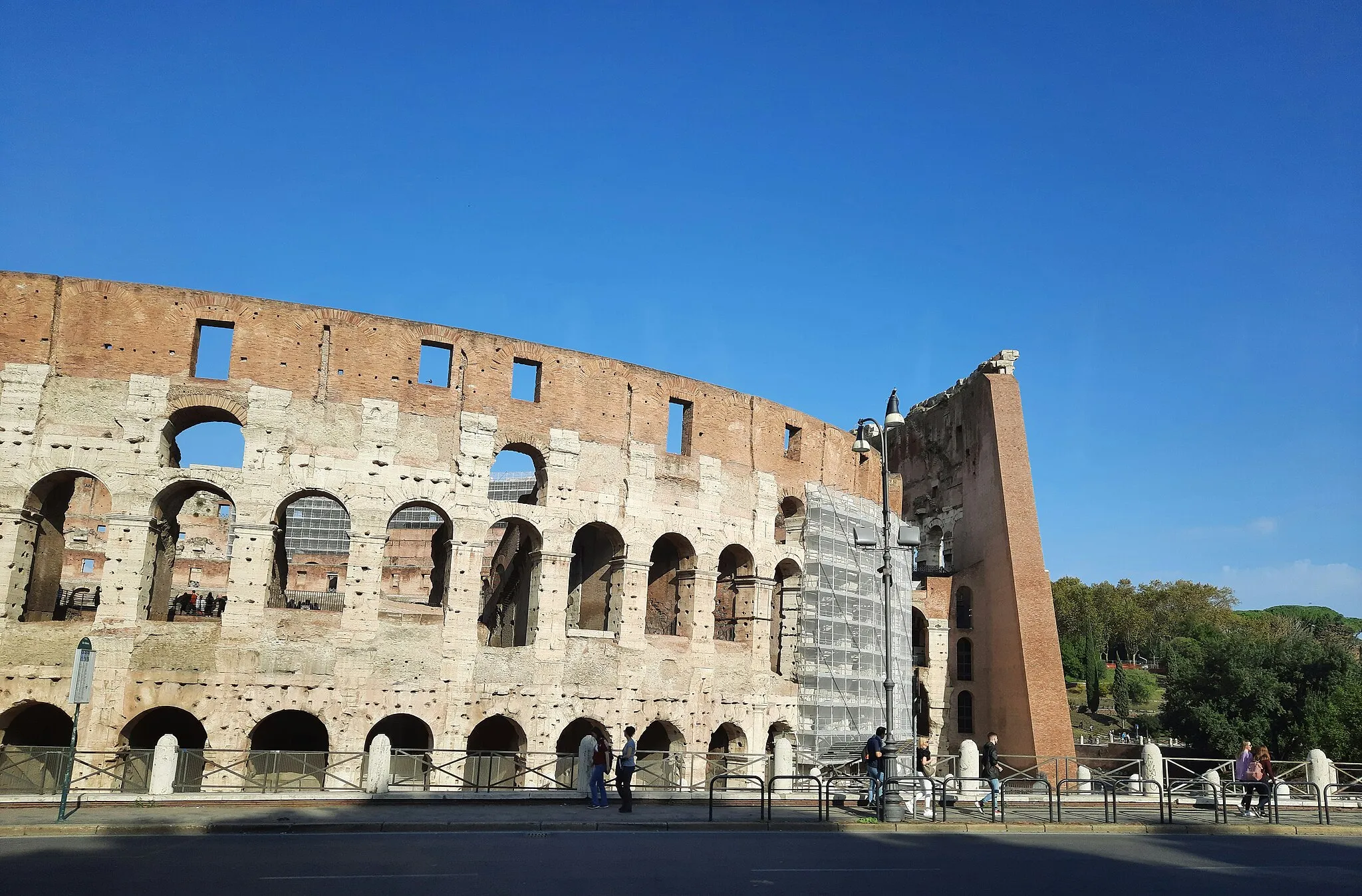 Photo showing: Das Kolosseum (antiker Name: Amphitheatrum Novum oder Amphitheatrum Flavium, italienisch: Colosseo, Anfiteatro Flavio) ist das größte der im antiken Rom erbauten Amphitheater, der größte geschlossene Bau der römischen Antike und weiterhin das größte je gebaute Amphitheater der Welt. Zwischen 72 und 80 n. Chr. errichtet, diente das Kolosseum als Austragungsort zumeist höchst grausamer und brutaler Veranstaltungen, die von Mitgliedern des Kaiserhauses zur Unterhaltung und Belustigung der freien Bewohner Roms und des römischen Reichs bei kostenlosem Eintritt ausgerichtet wurden. Heute ist die Ruine des Bauwerks eines der Wahrzeichen der Stadt und zugleich ein Zeugnis für die hochstehende Baukunst der Römer in der Antike.