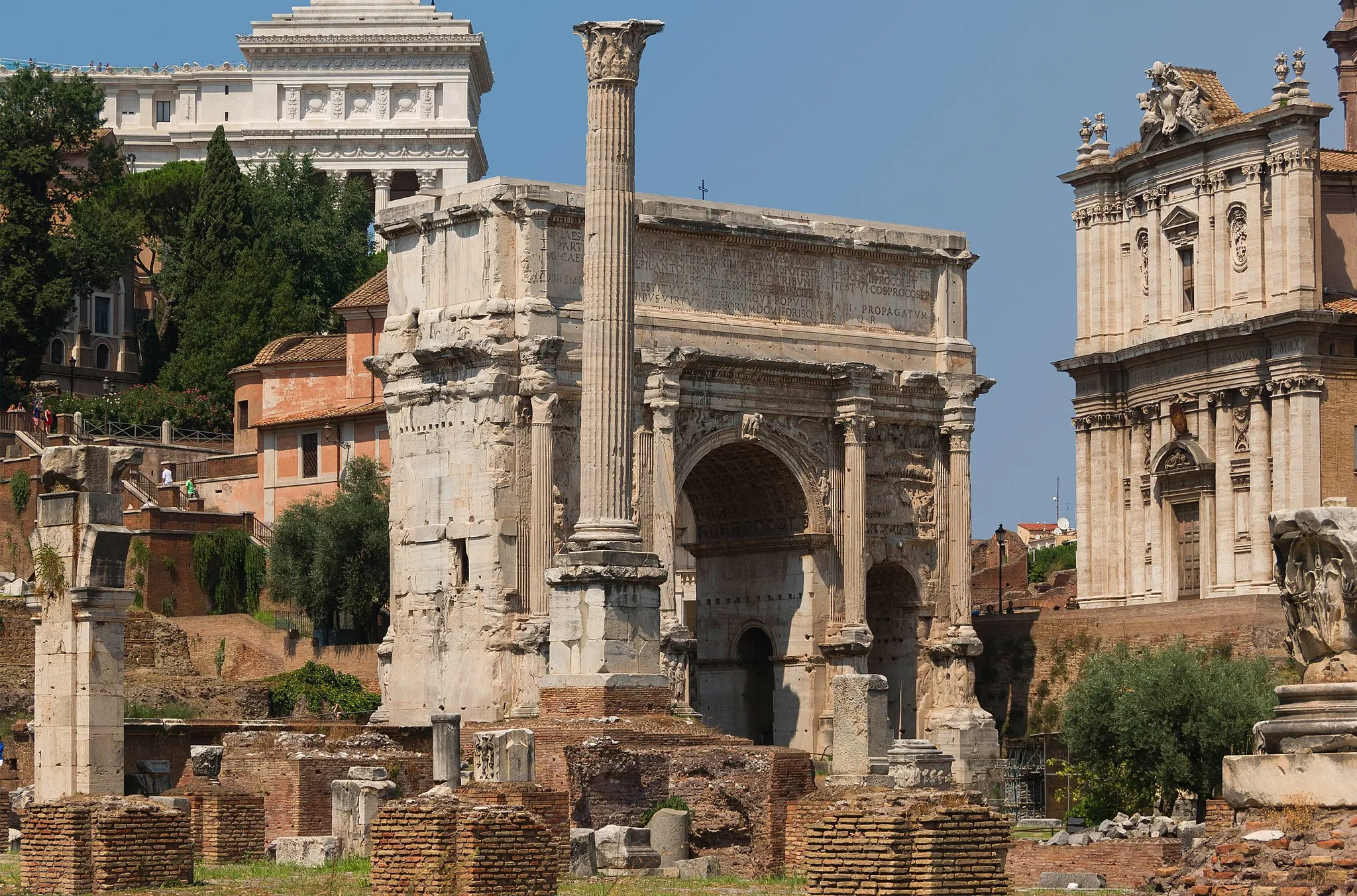 Photo showing: L'Arc de Septime Sévère. Au premier plan, la Colonne de Phocas, en arrière-plan, le Vittoriano, à droite, la façade de l'église des Saints Lucs et Martine. Forum Romanum, Rome, Italie.