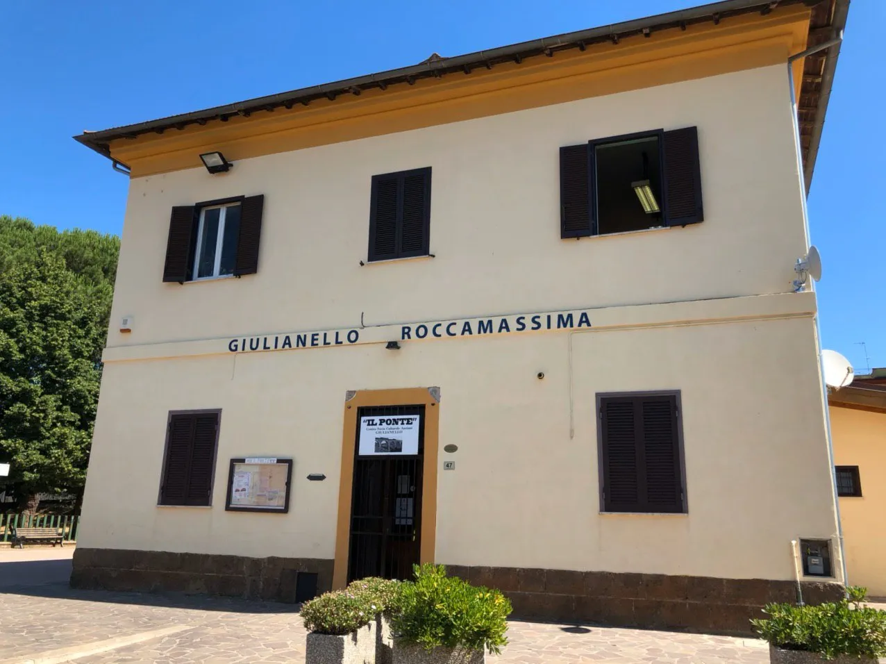 Photo showing: Fabbricato viaggiatori dell'ex stazione "Giulianello-Roccamassima" della Ferrovia Velletri-Terracina, nel territorio comunale di Cori.