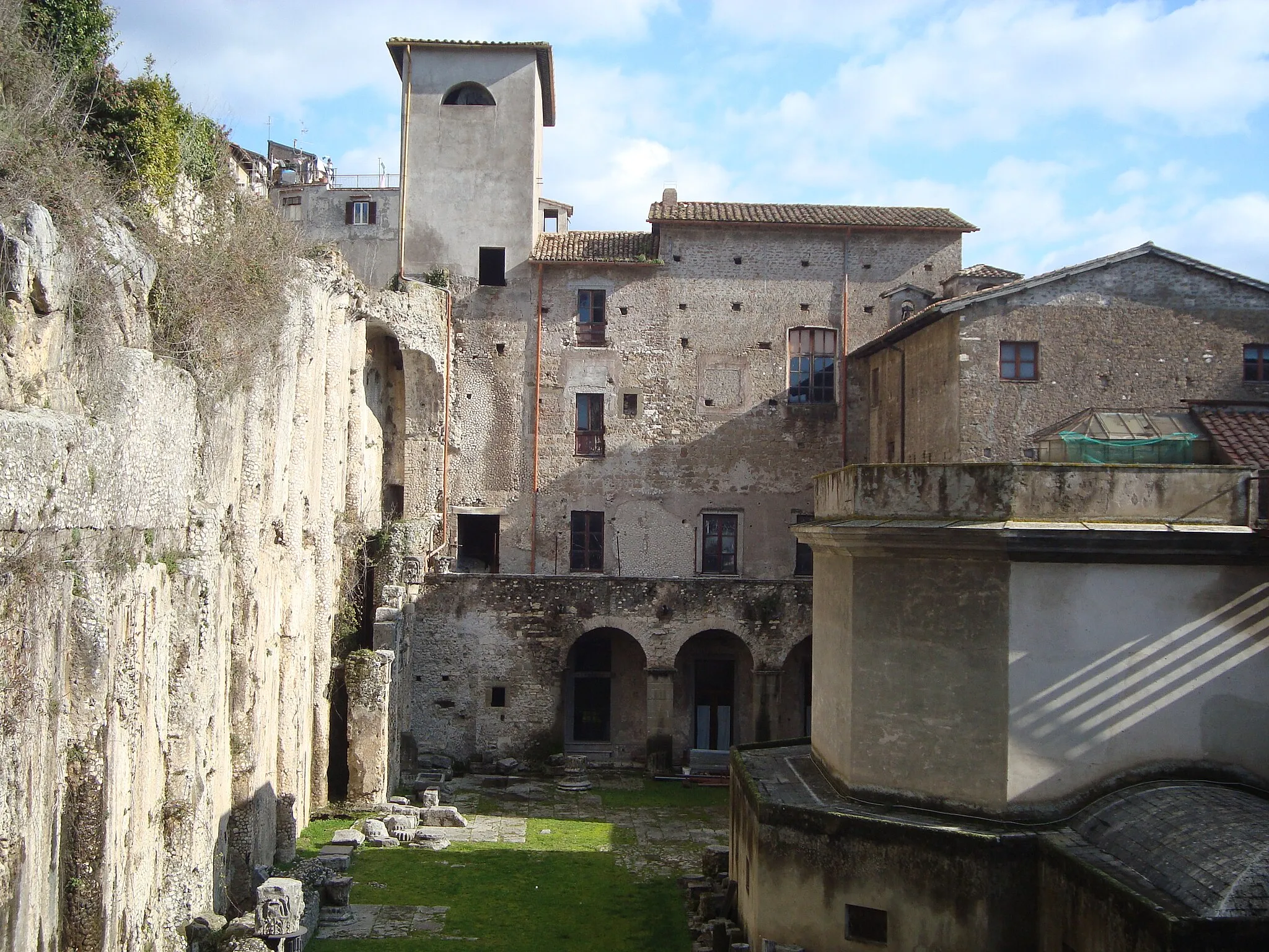 Photo showing: The area sacra of the Sanctuary of Fortuna Primigiana in Palestrina