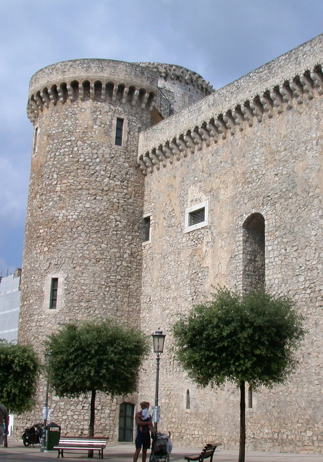 Photo showing: Fondi (provincia di Latina, Lazio, Italia), Castello baronale, altro lato.