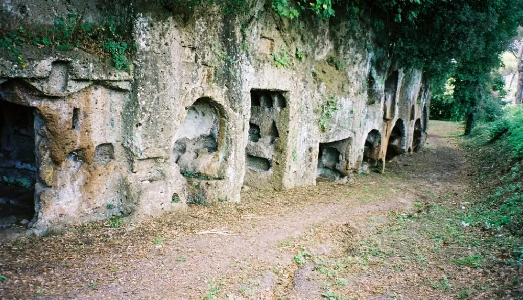 Photo showing: Necropoli di Sutri. Area archeologica.