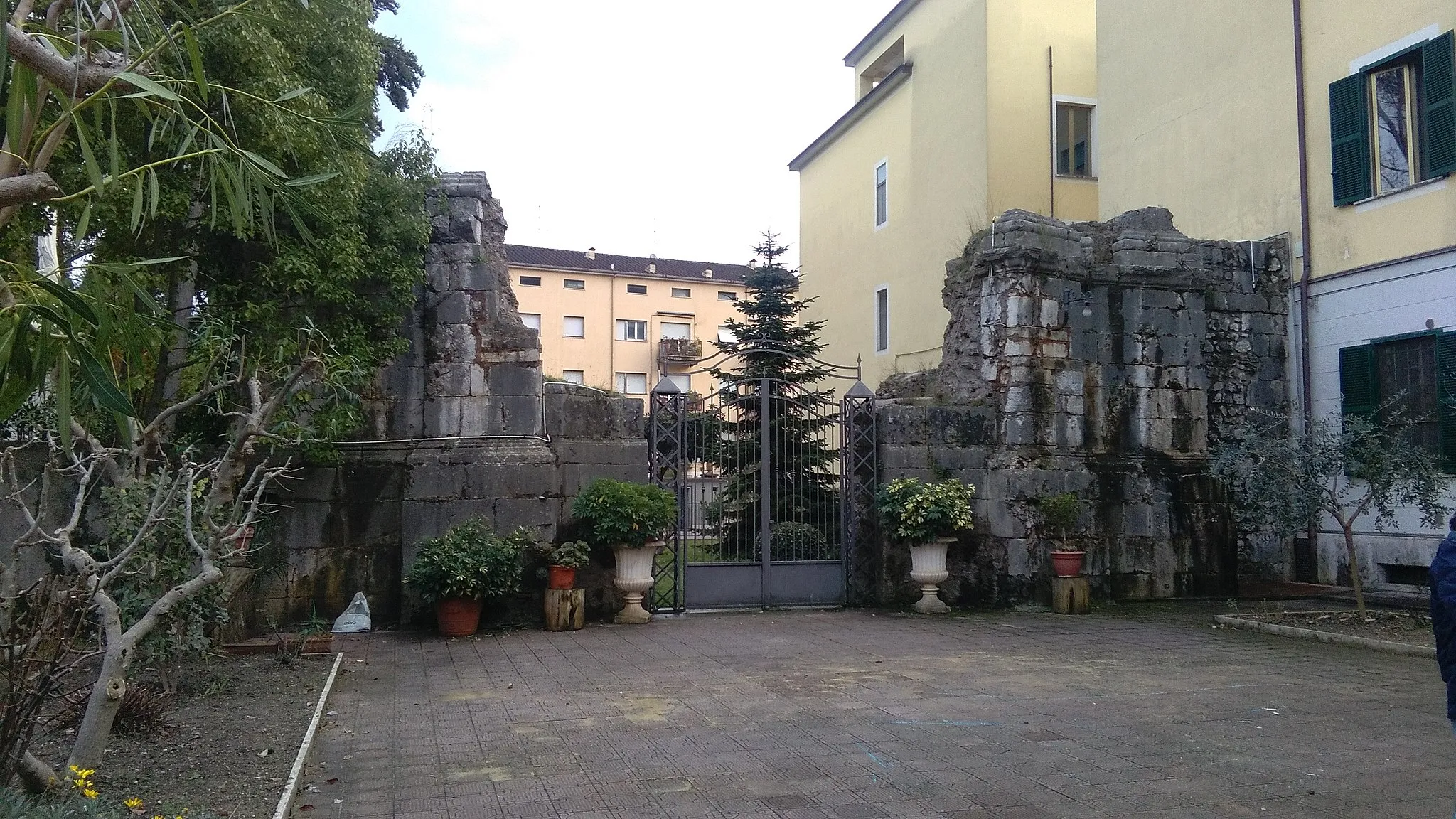 Photo showing: Rovine della chiesa del Carmine a Cassino