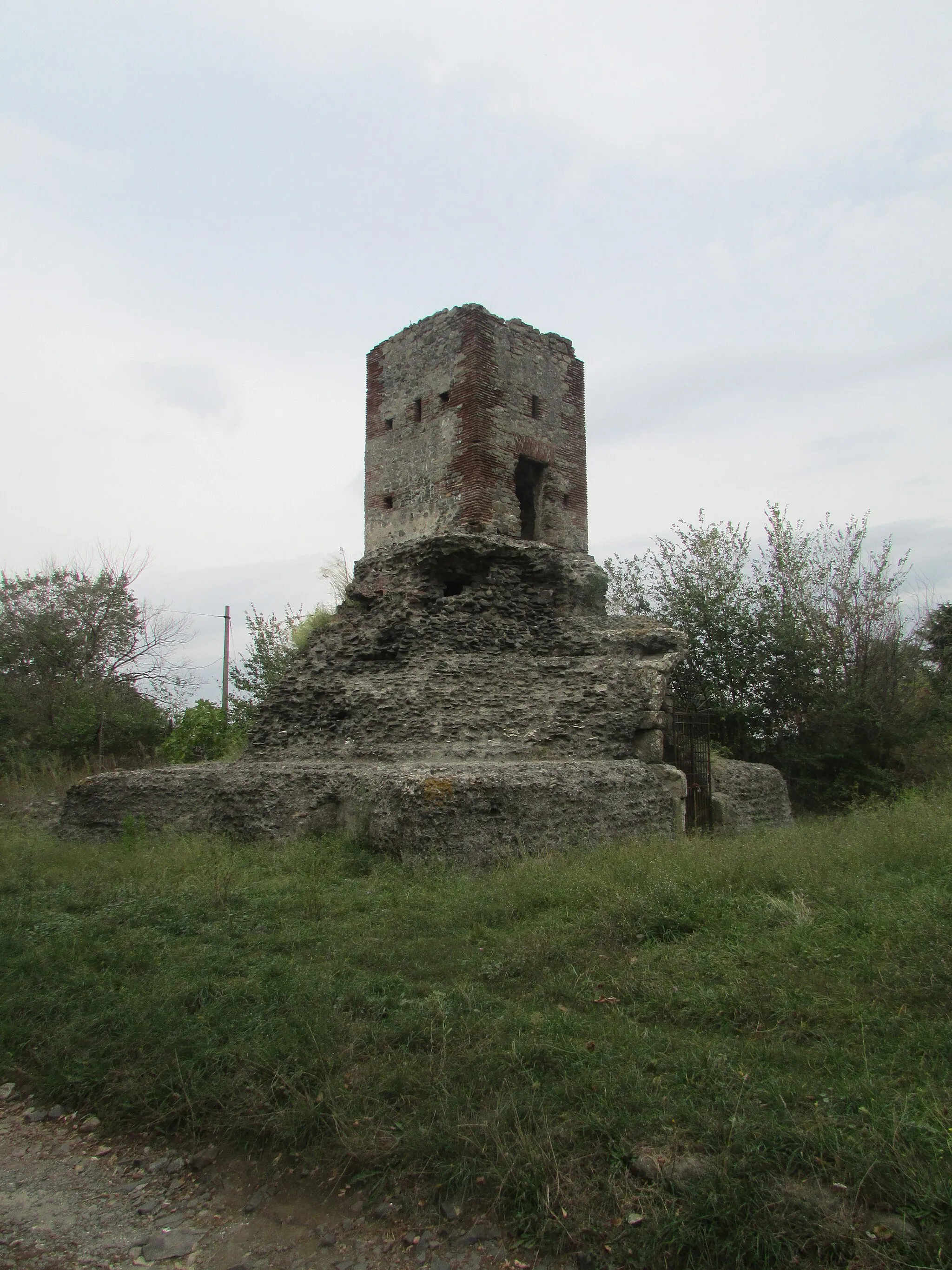 Photo showing: Torre Leonardo, la torretta innestata su un antico sepolcro romano lungo la via Appia Antica a Frattocchie di Marino