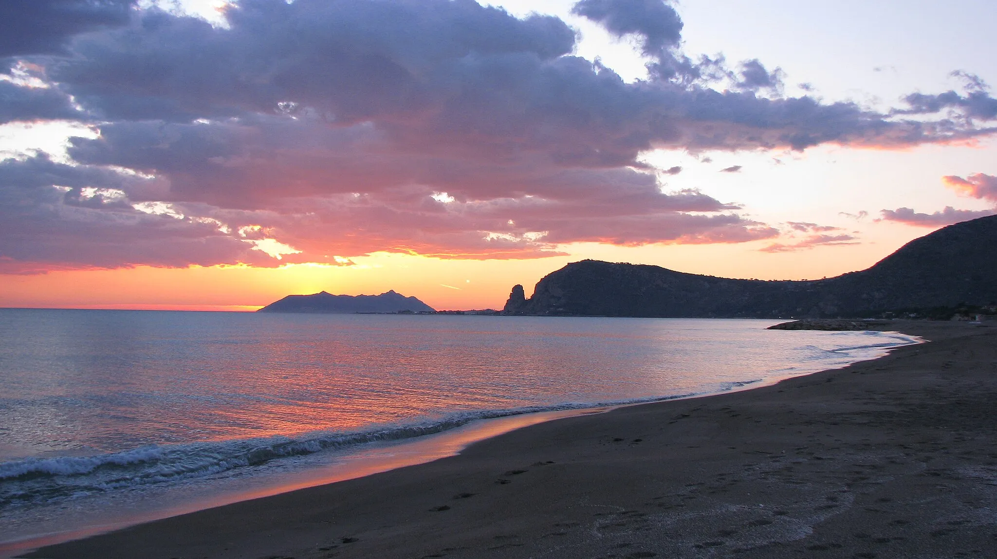 Photo showing: tramonto alla spiaggia della Esso
