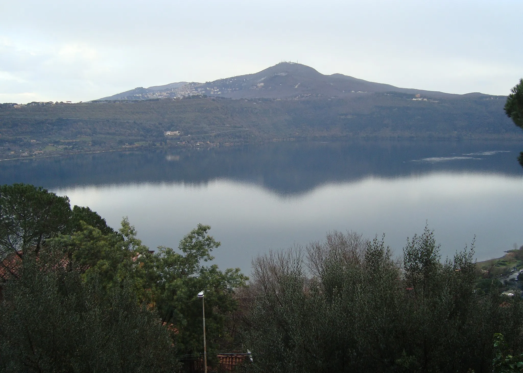 Photo showing: The Monte Cavo or Monte Albano near Frascati and the Lake Albano