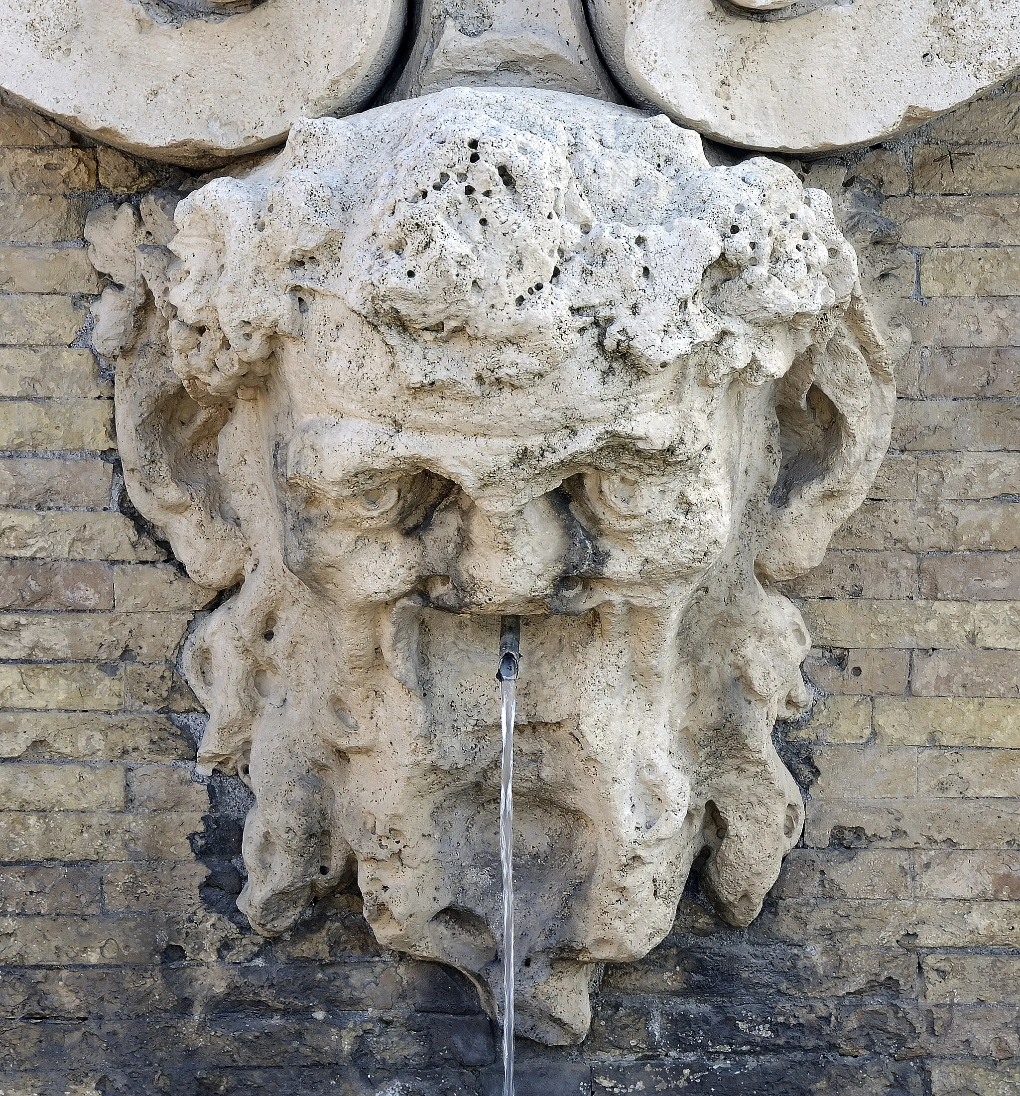Photo showing: Fountain vermicino