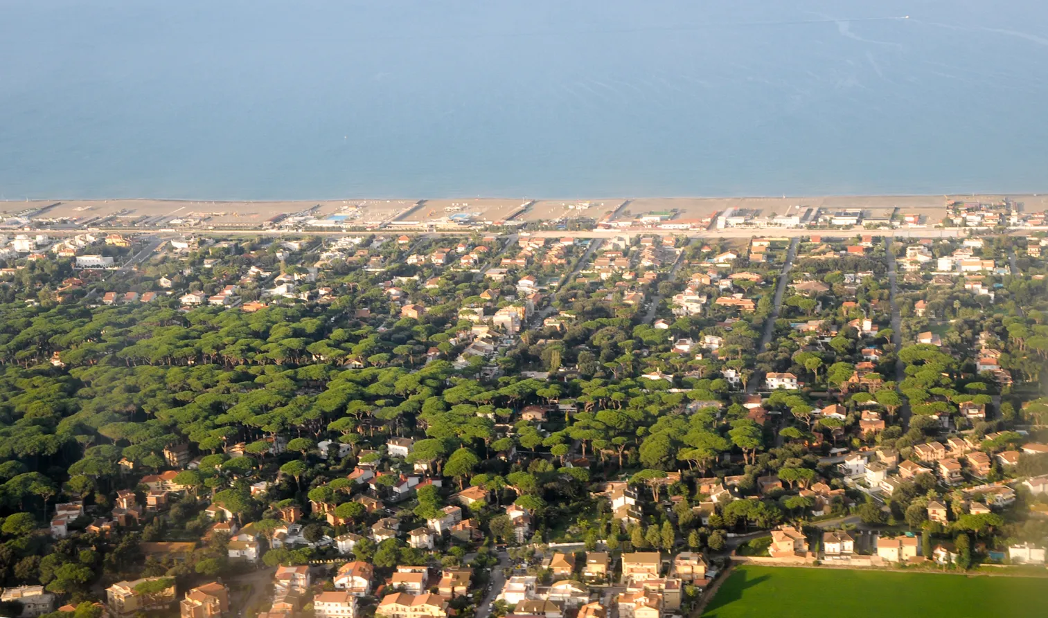 Photo showing: Aerial view of Fregenae, a suburb of Fiumicino, about 20 km west of the city of Rome. The Tyrrhenian Sea with the beaches is seen in the background.
