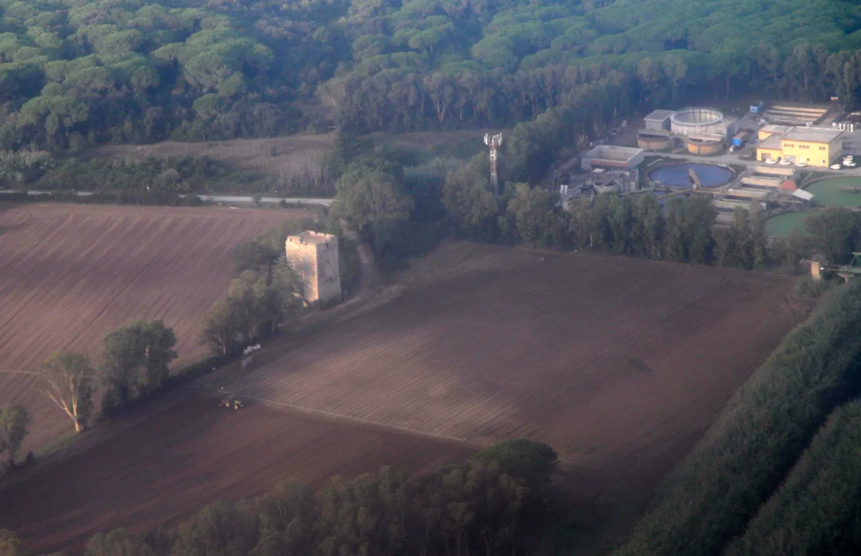 Photo showing: Aerial view of sites alongside of Via Tirrenia near to Fregenae, about 20 km west of the city of Rome.