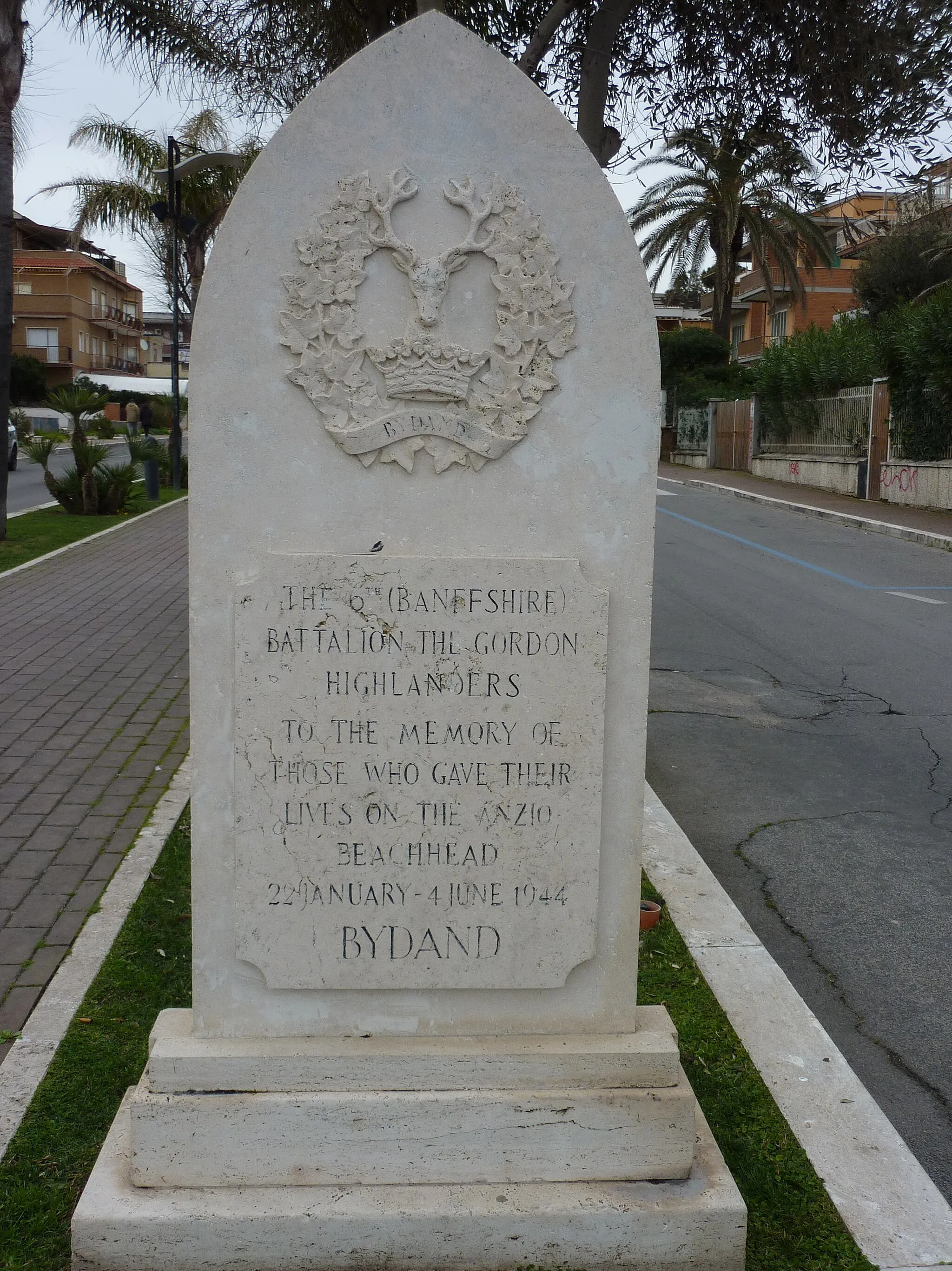 Photo showing: Cippo commemorativo dello sbarco britannico (testa di ponte di Lavinio, 1944).