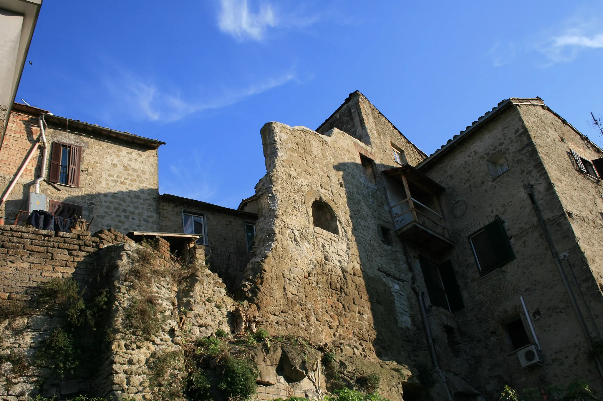 Photo showing: Rovine nel centro medievale di Campagnano