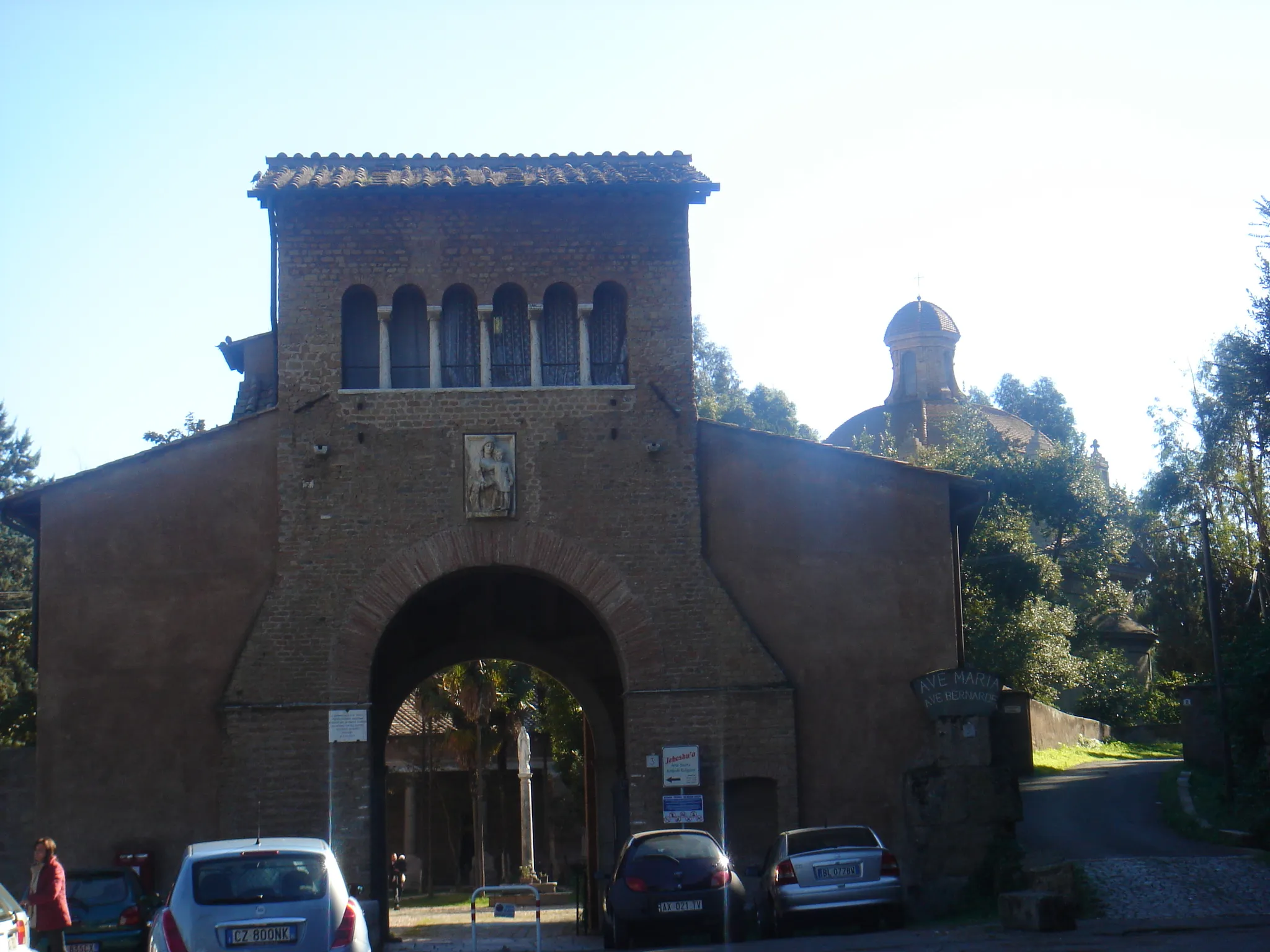 Photo showing: Roma, Abbazia delle Tre Fontane: ingresso ("Arco di Carlo Magno")