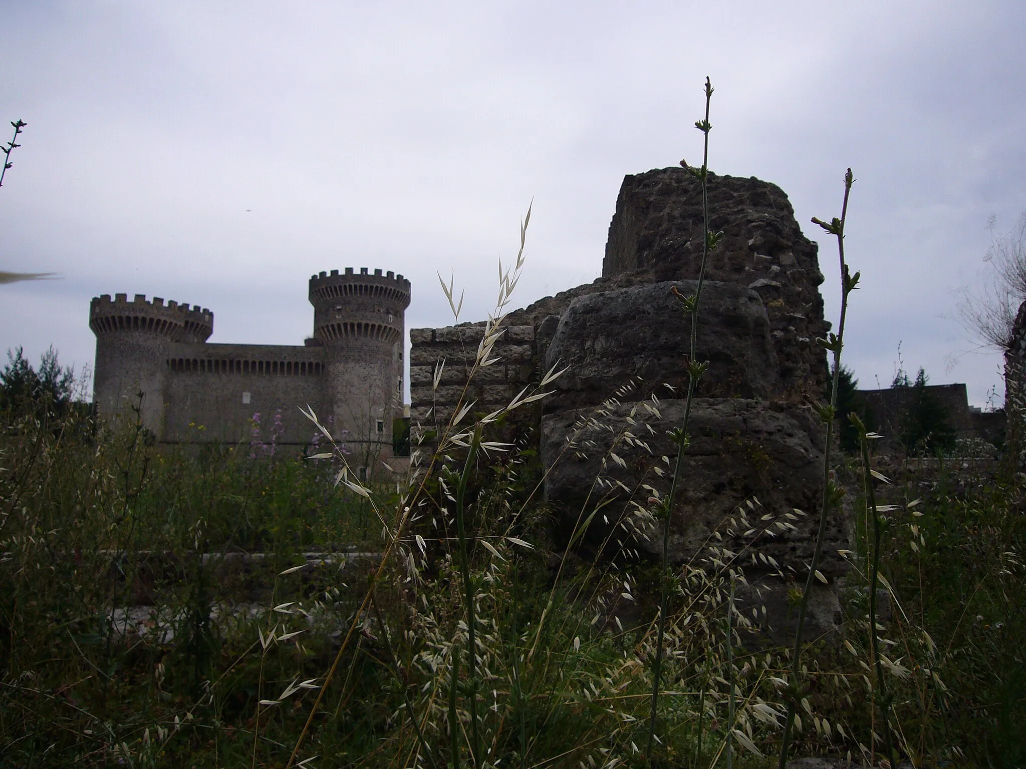 Photo showing: Tivoli, Rocca Pia e resti dell'anfiteatro di Bleso