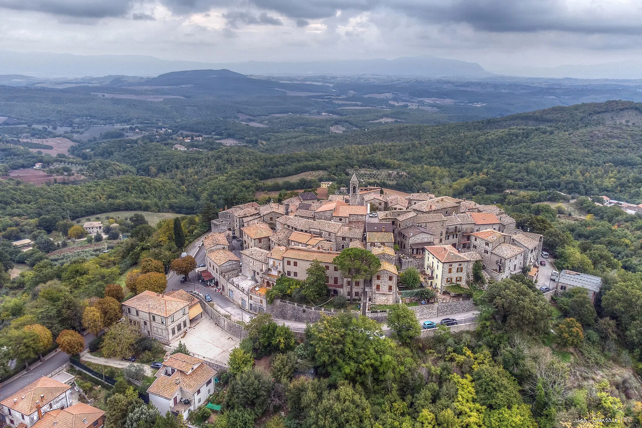 Photo showing: Melezzole is a fraction of the municipality of Montecchio (TR), located in the Amerini mountains on the border with Tuderte. It is located at a height of 611 m a.s.l. and is inhabited by 211 residents (Istat data, 2001).