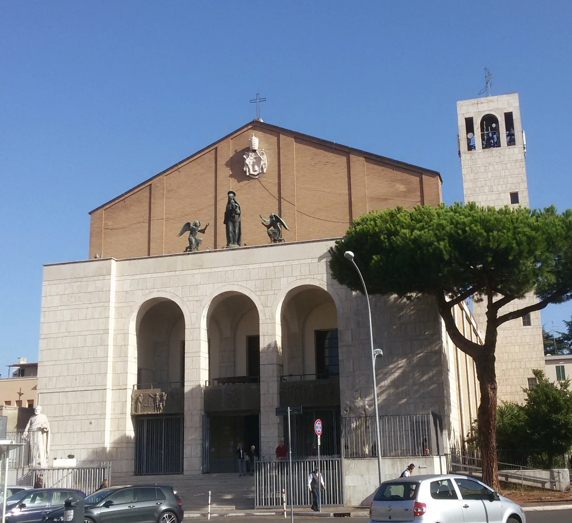 Photo showing: L'esterno della chiesa di Santa Maria della Salute, in piazza Capecelatro.