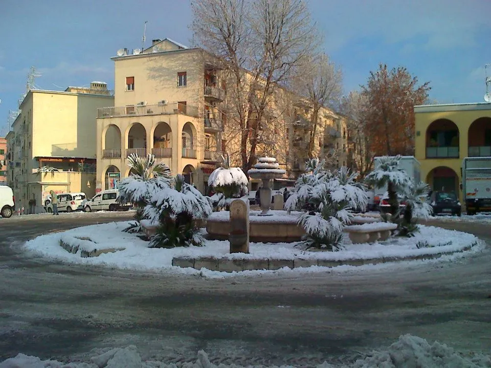 Photo showing: Piazza Clemente XI nel quartiere Primavalle durante la nevicata del 2012