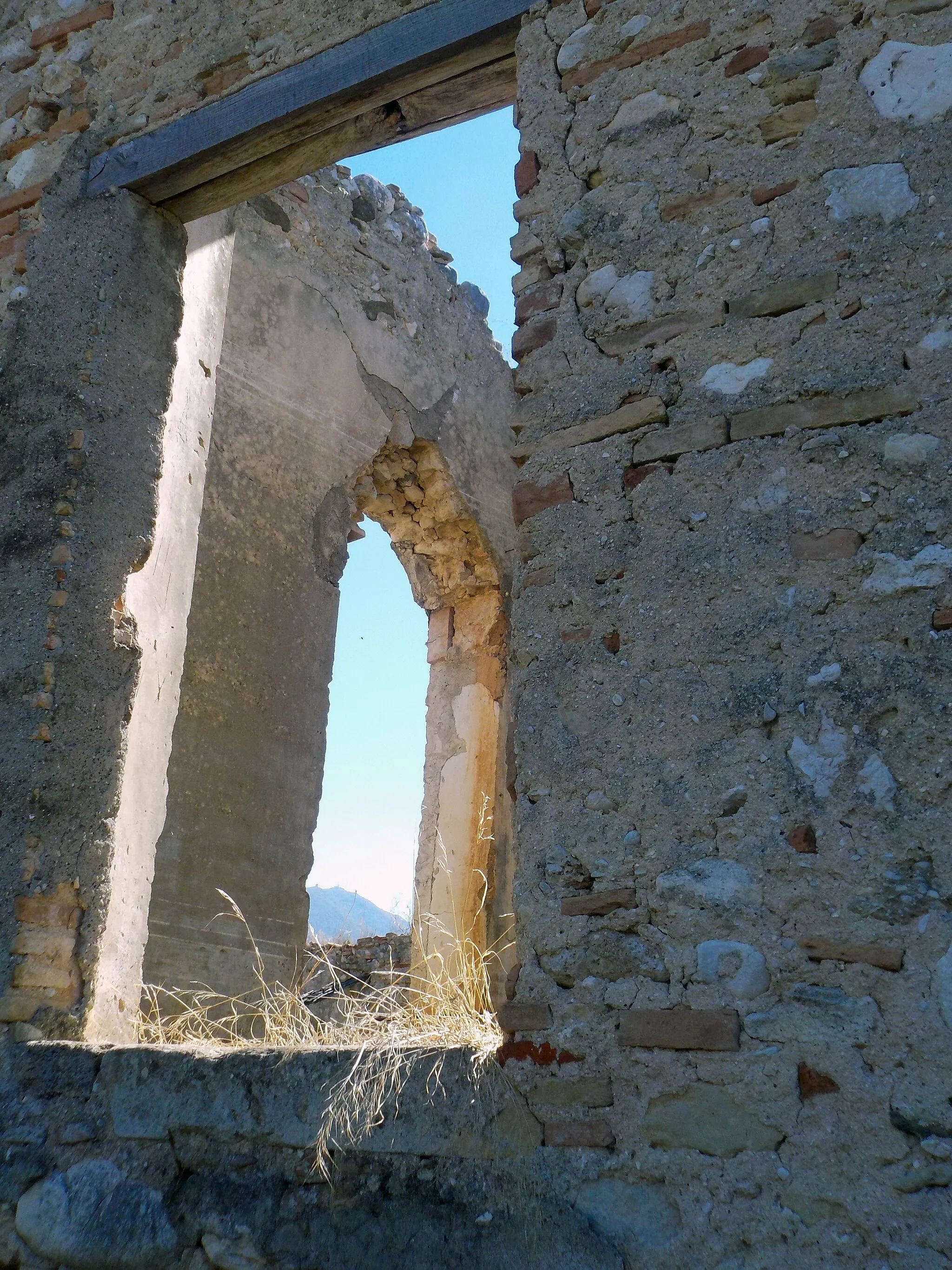 Photo showing: Borgo fantasma di Stazzano Vecchio, sullo sfondo Monte Gennaro, Lazio