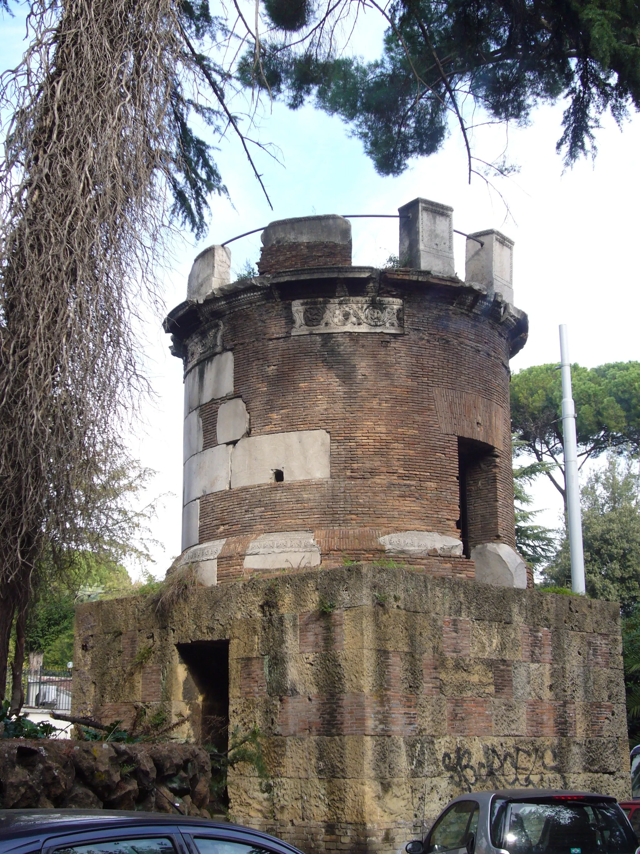 Photo showing: Roma, via Nomentana. Mausoleo rinvenuto da Giacomo Boni a Tor di Quinto, da lui trasferito a Villa Blanc sulla via Nomentana, e qui successivamente rimasto isolato per l'allargamento della strada.