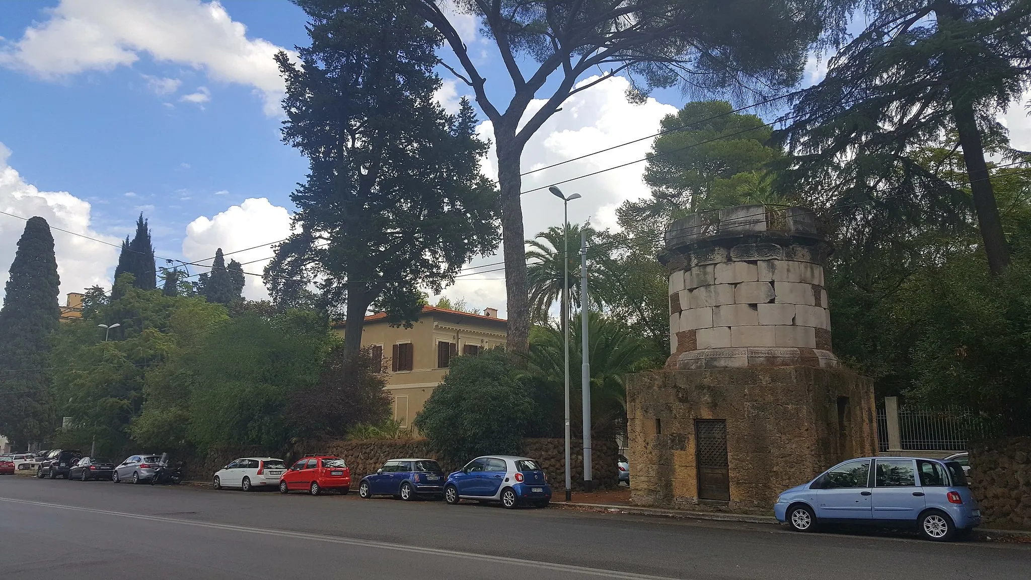 Photo showing: Mausoleo sulla via Nomentana, di fronte a Villa Blanc