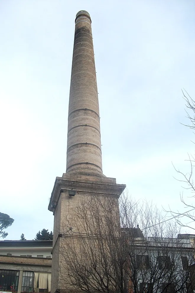 Photo showing: Poggio Mirteto archeologia industriale,la ciminiera dell'ex vetreria dei primi dell'800.jpg